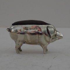 Piccolo puntaspilli figurativo in argento in stile edoardiano - Maialino - 1909