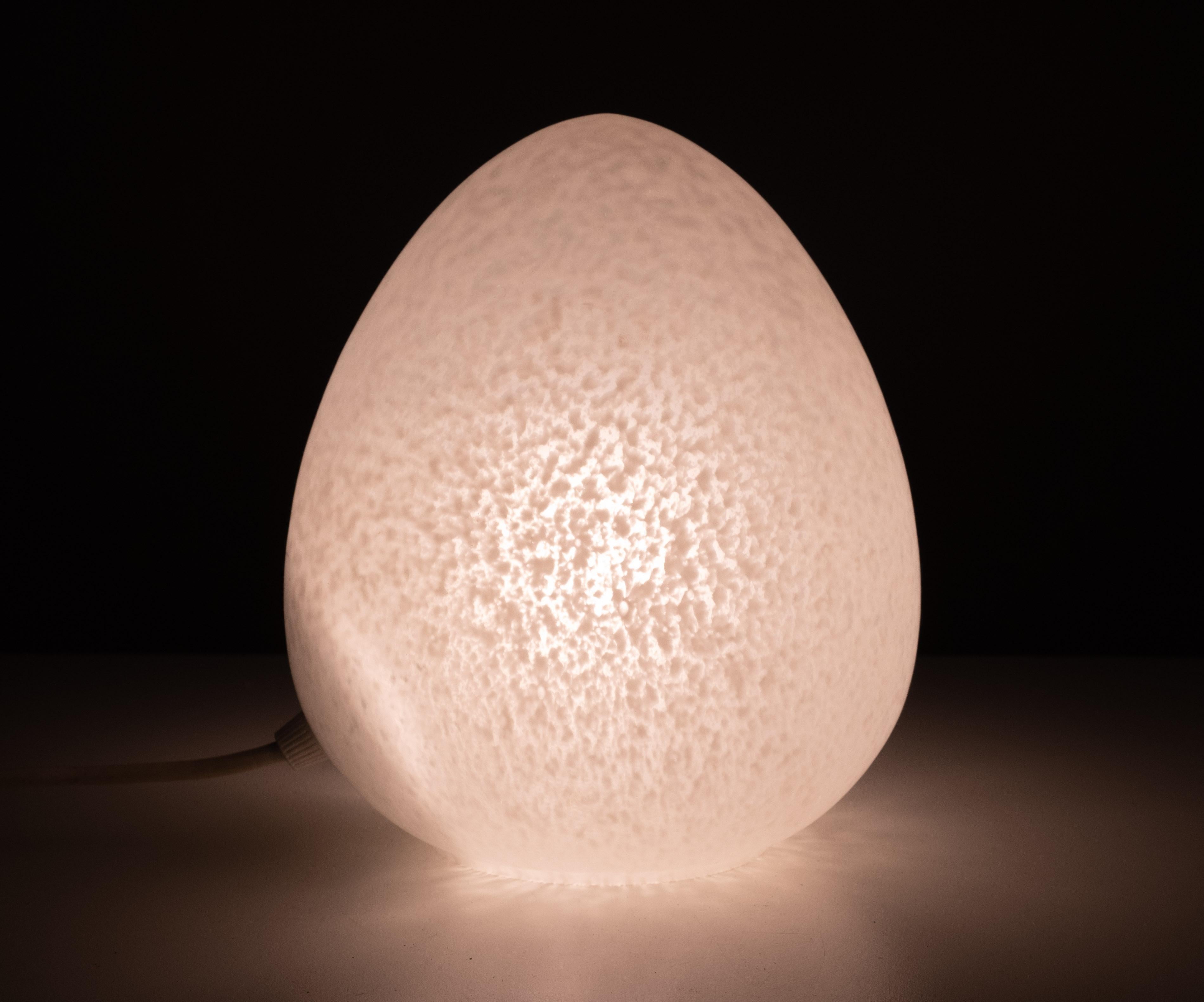 Small Egg shape Art Glass table lamp 1970s  For Sale 3