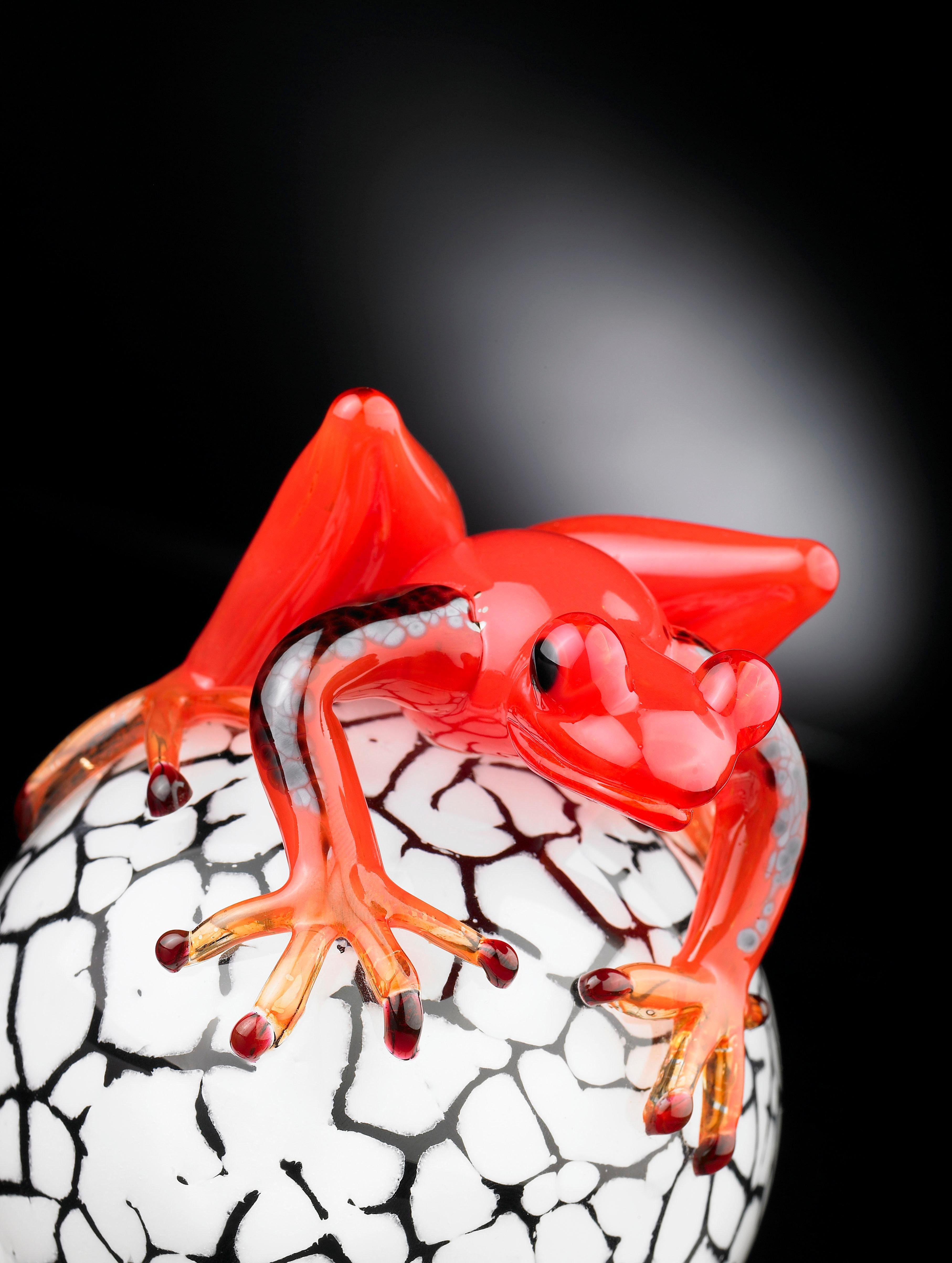 Modern Small Egg with Frog, in Glass, Italy For Sale