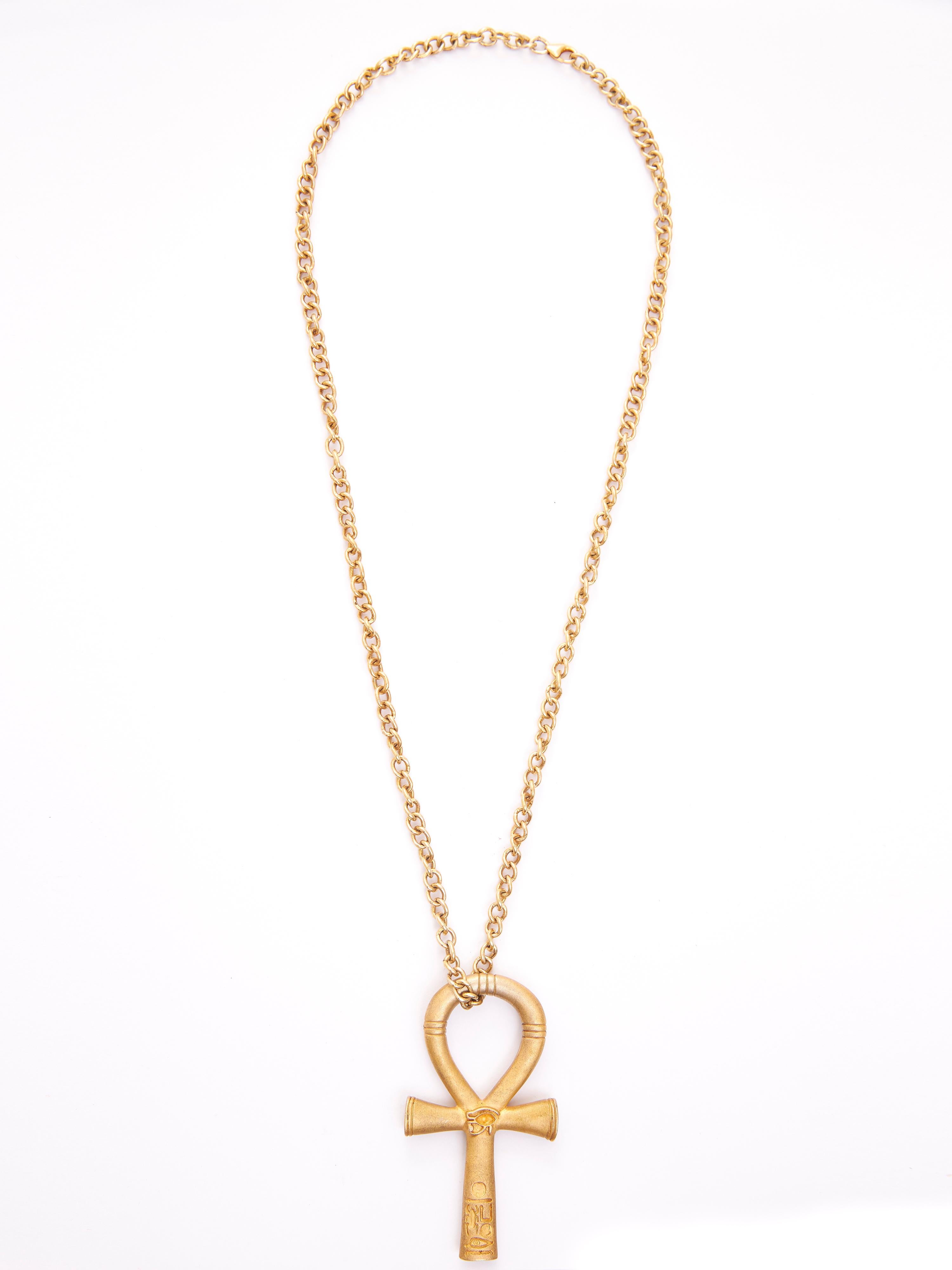 Ispirati all'antico Ankh egiziano, questi squisiti orecchini della Collection'S Tawiz incarnano il simbolo senza tempo della vita, della vitalità e della protezione divina. L'Ankh, spesso raffigurato nelle mani di divinità e faraoni, era venerato