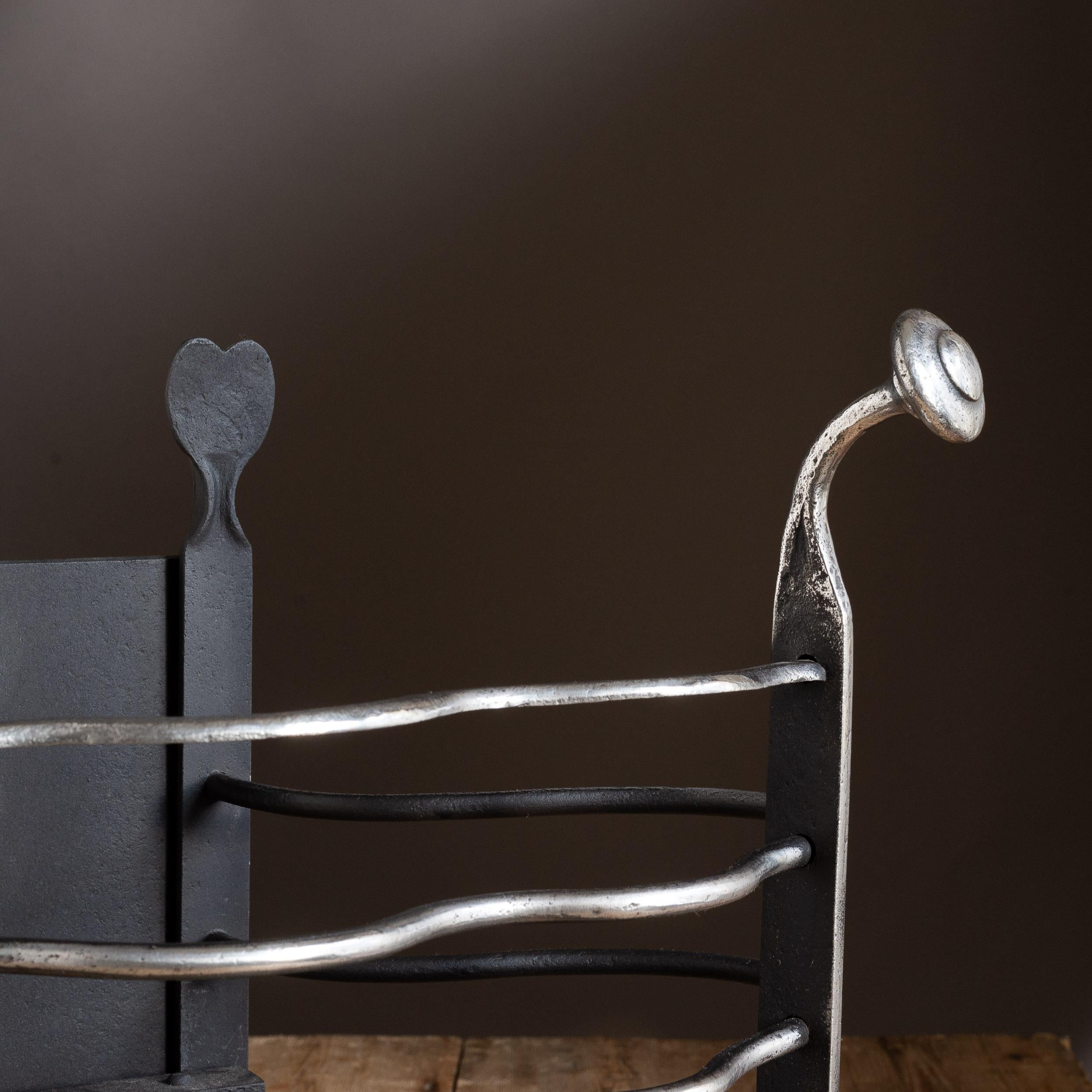 Petite grille de cheminée hollandaise du XVIIIe siècle en vente 4