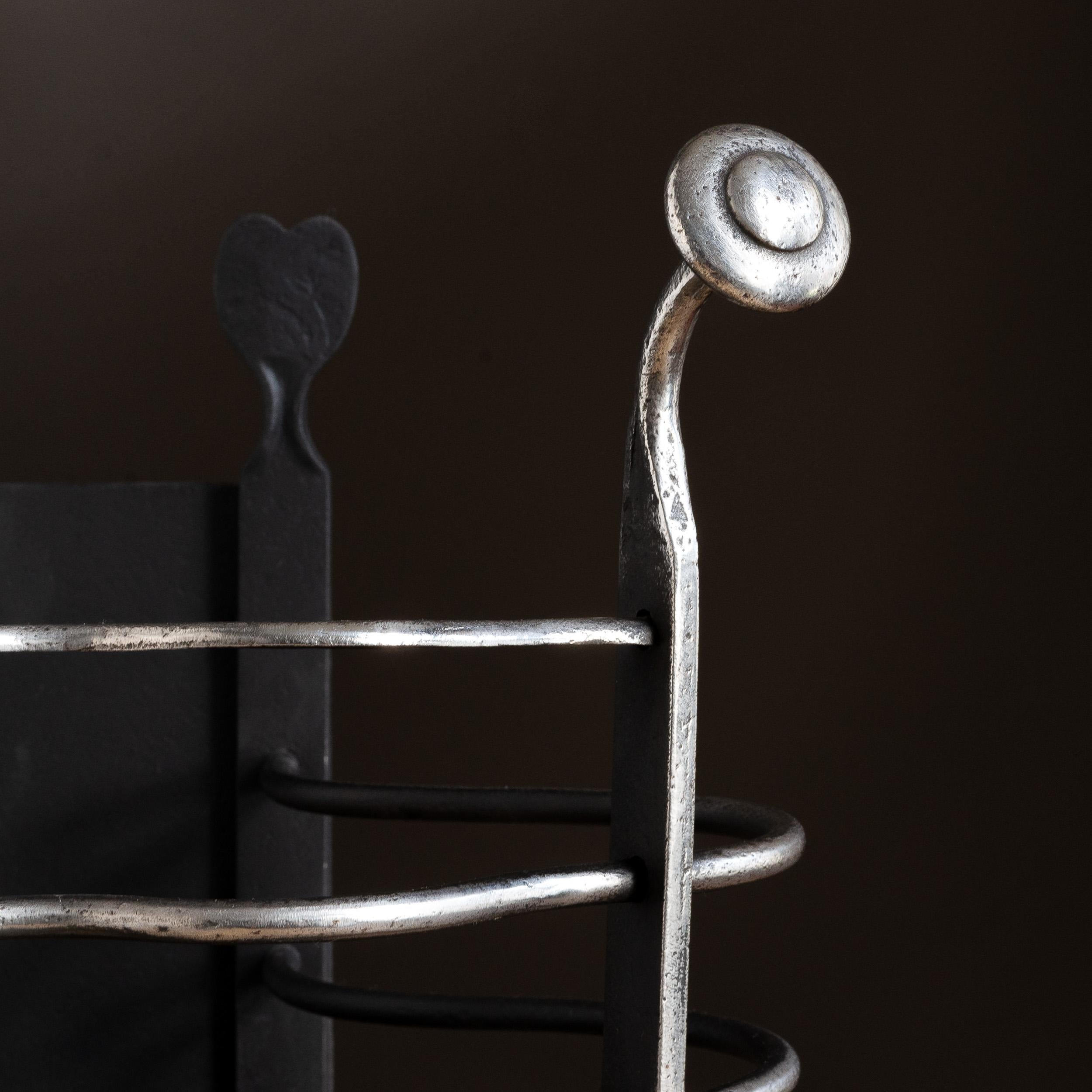 Petite grille de cheminée hollandaise du XVIIIe siècle, en fer forgé, avec des rails en forme et des motifs en forme de cœur à l'arrière.

Dimensions :	38,5 cm (15¼