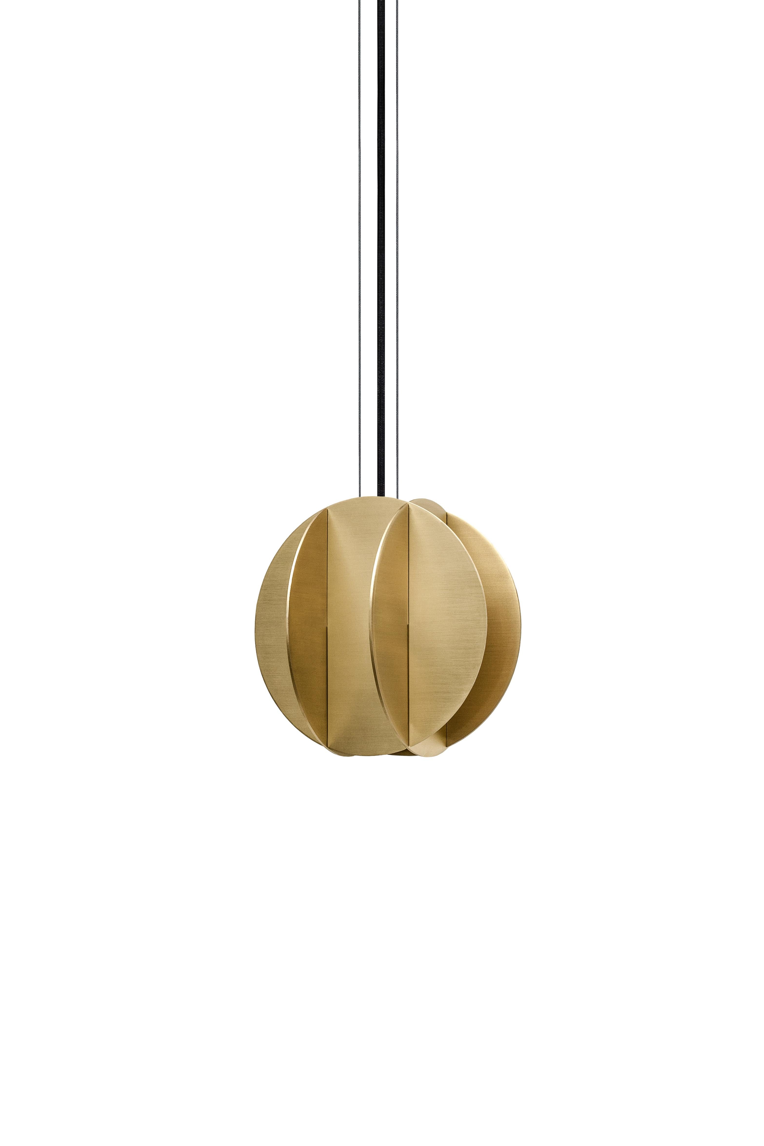 Lampada El piccola CS1 di NOOM
Dimensioni: L. 15 x P. 15 x H. 15 cm 
Materiali: Ottone.
Peso: 2,5 kg

La collezione di illuminazione 'El' enfatizza l'estetica chiara e sicura del Suprematismo, un movimento artistico d'avanguardia dei primi del