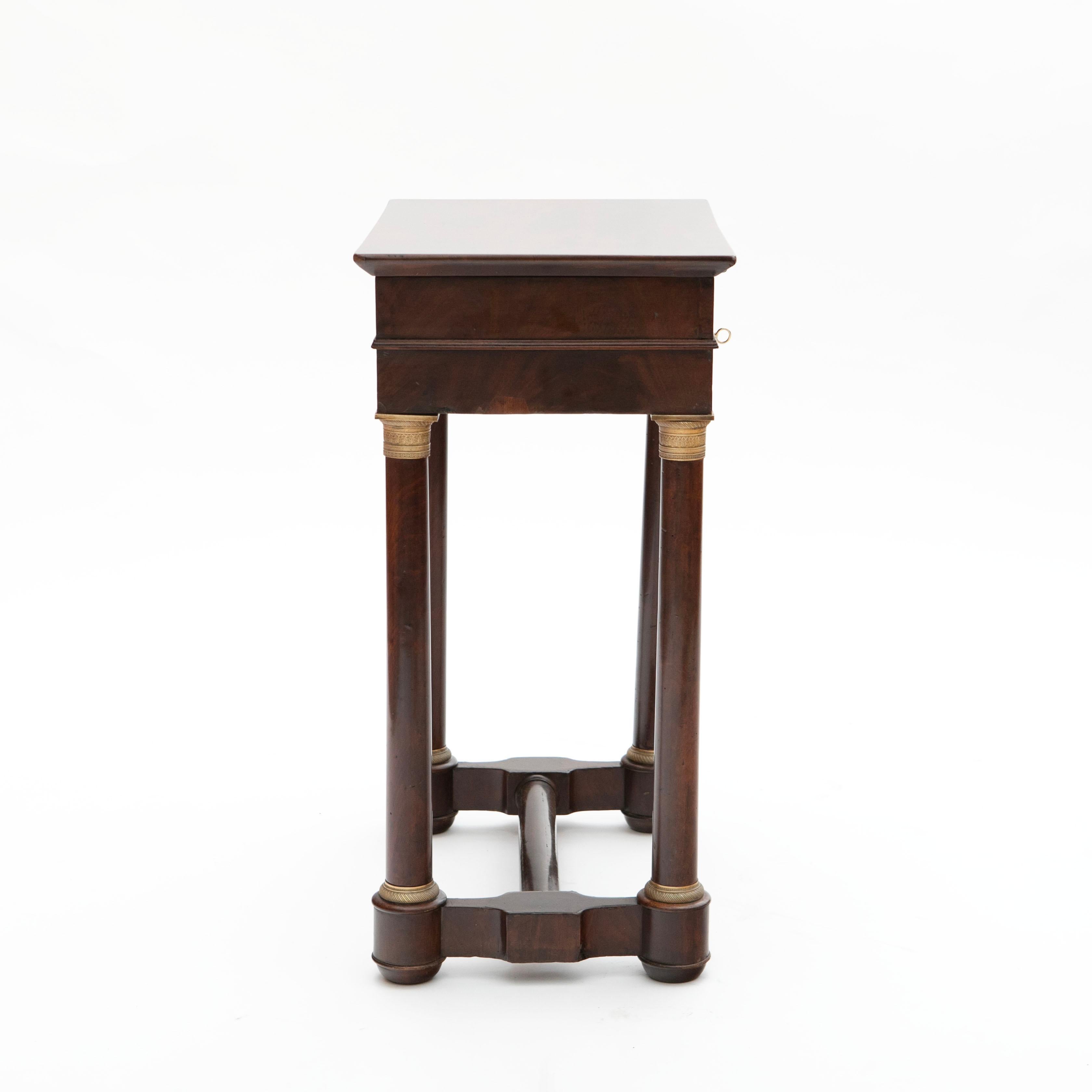 Pequeña mesa de trabajo elegante Charles X o Mesa auxiliar de caoba en venta 3