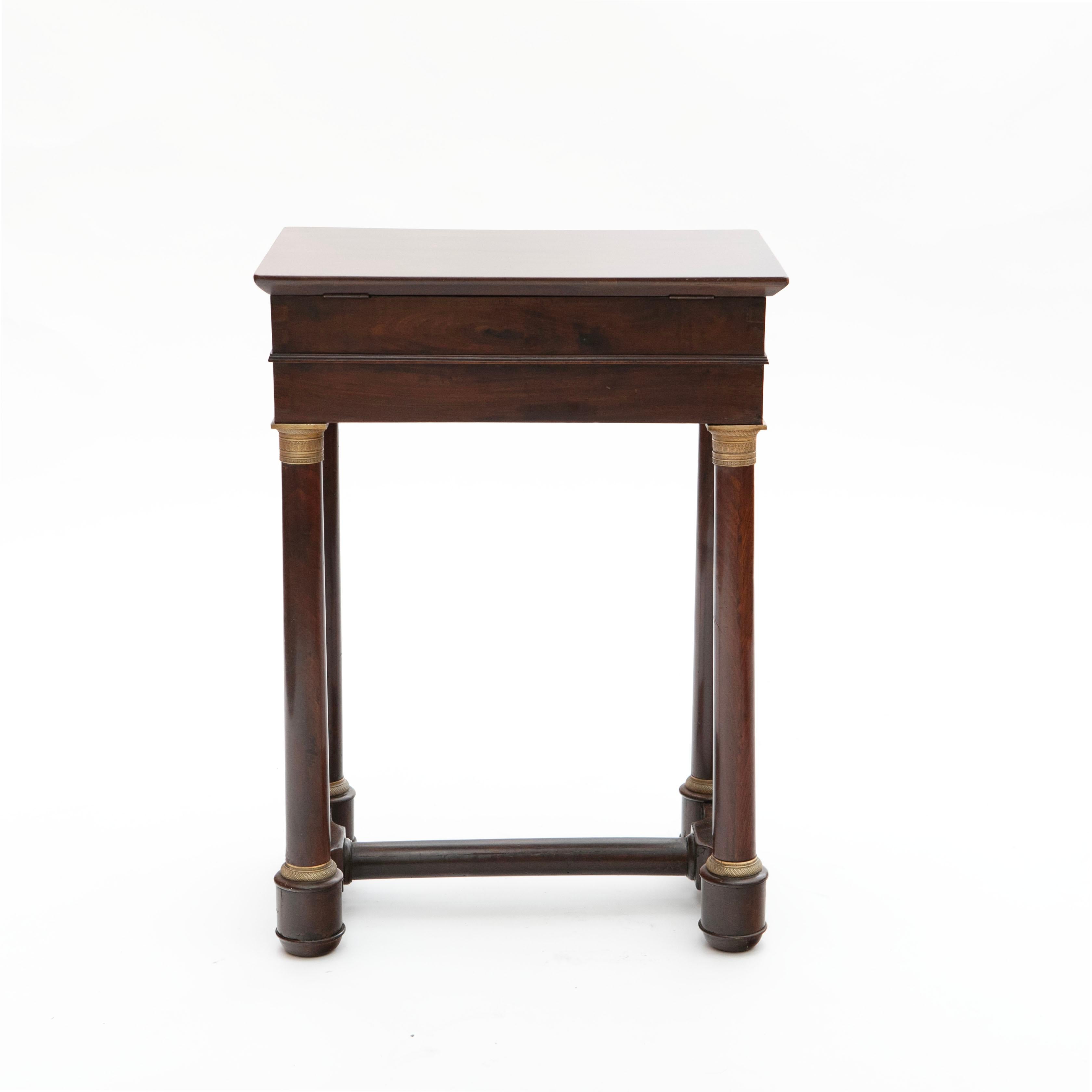 Pequeña mesa de trabajo elegante Charles X o Mesa auxiliar de caoba en venta 4
