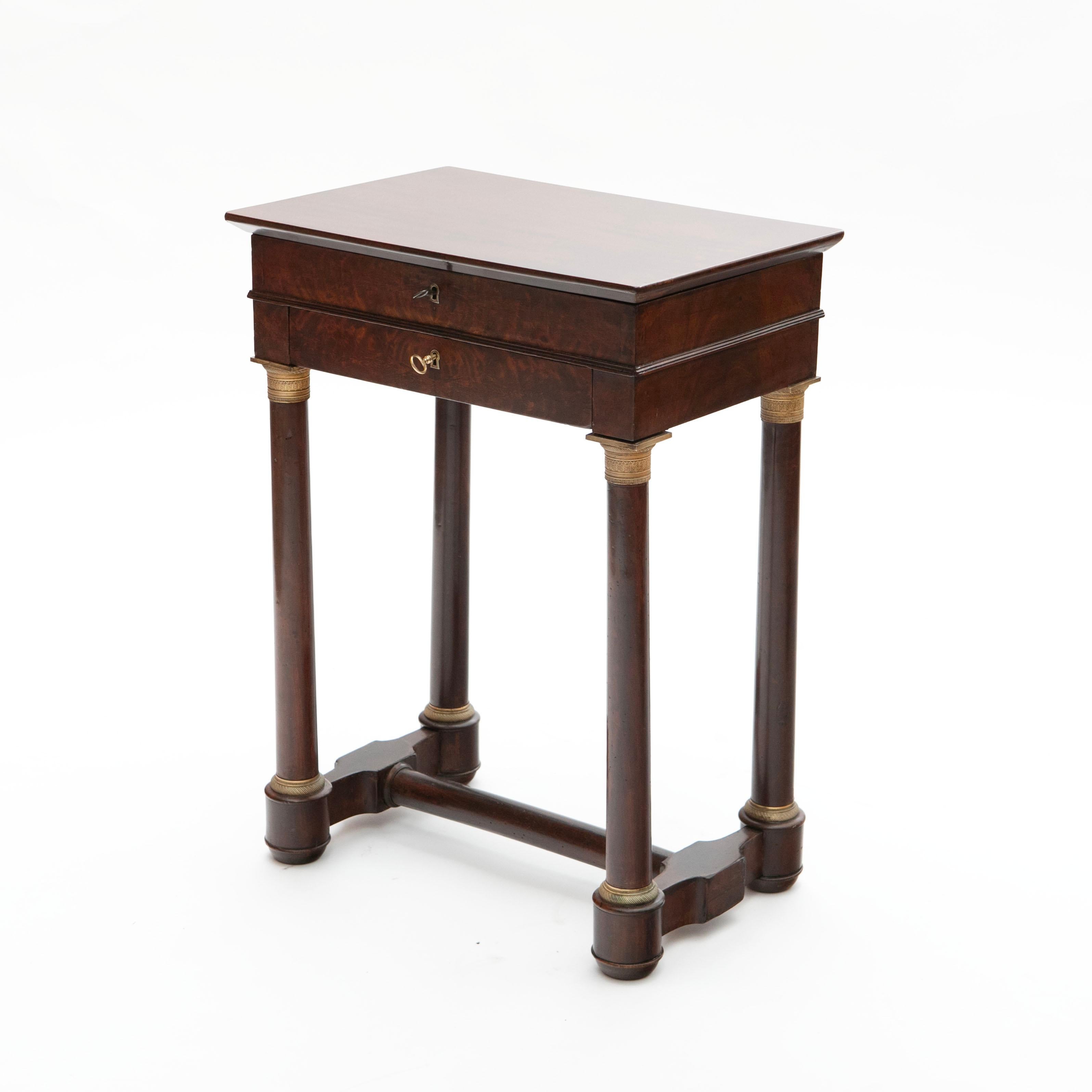 Pequeña mesa de trabajo elegante Charles X o Mesa auxiliar de caoba en venta 5