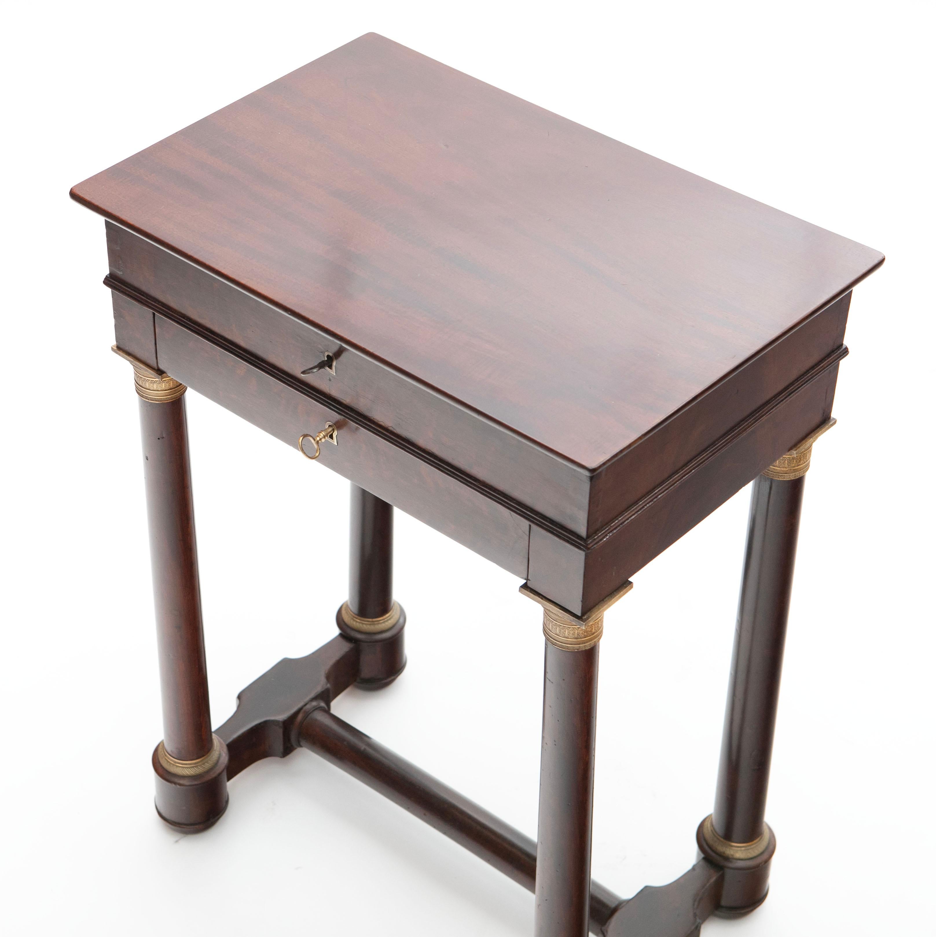 Pequeña mesa de trabajo elegante Charles X o Mesa auxiliar de caoba en venta 6