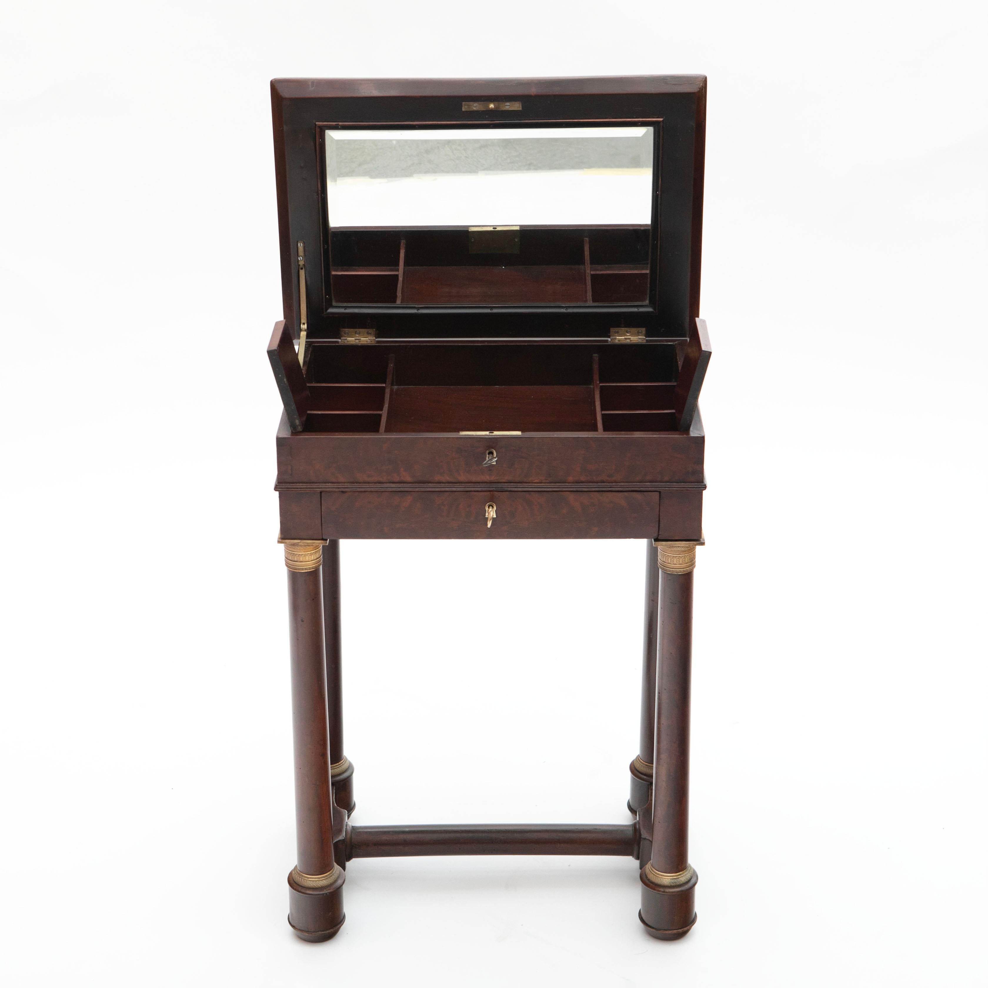Pequeña mesa de trabajo elegante Charles X o Mesa auxiliar de caoba Carlos X en venta