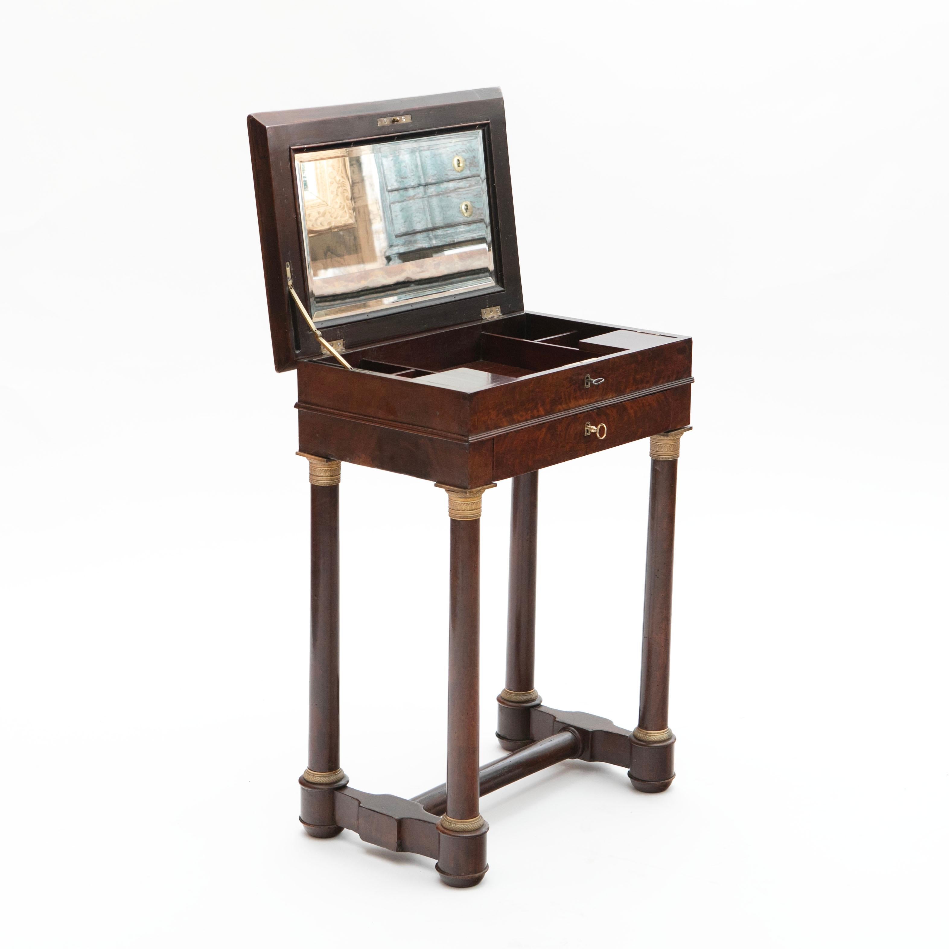 Pequeña mesa de trabajo elegante Charles X o Mesa auxiliar de caoba Francés en venta