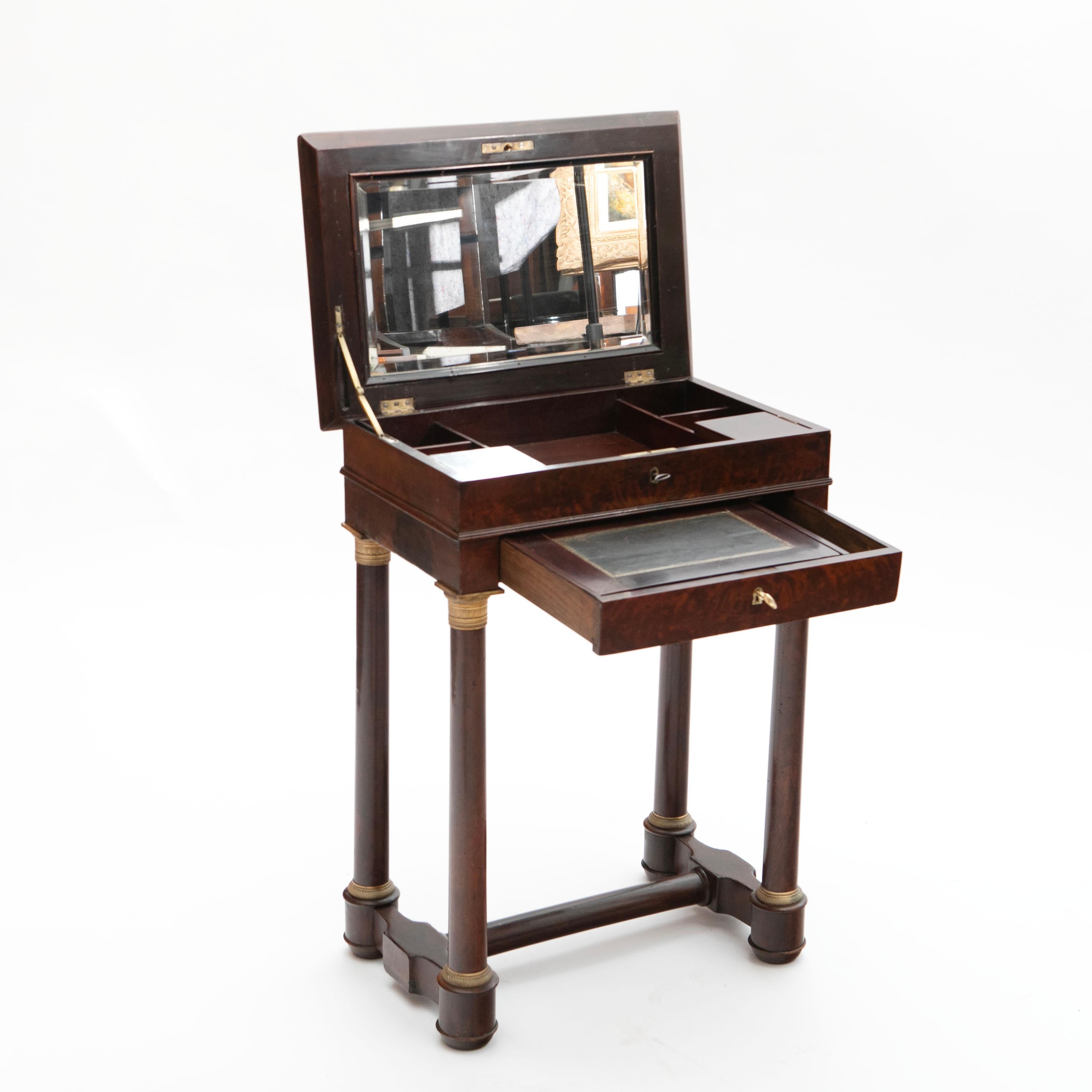 Pequeña mesa de trabajo elegante Charles X o Mesa auxiliar de caoba Dorado en venta