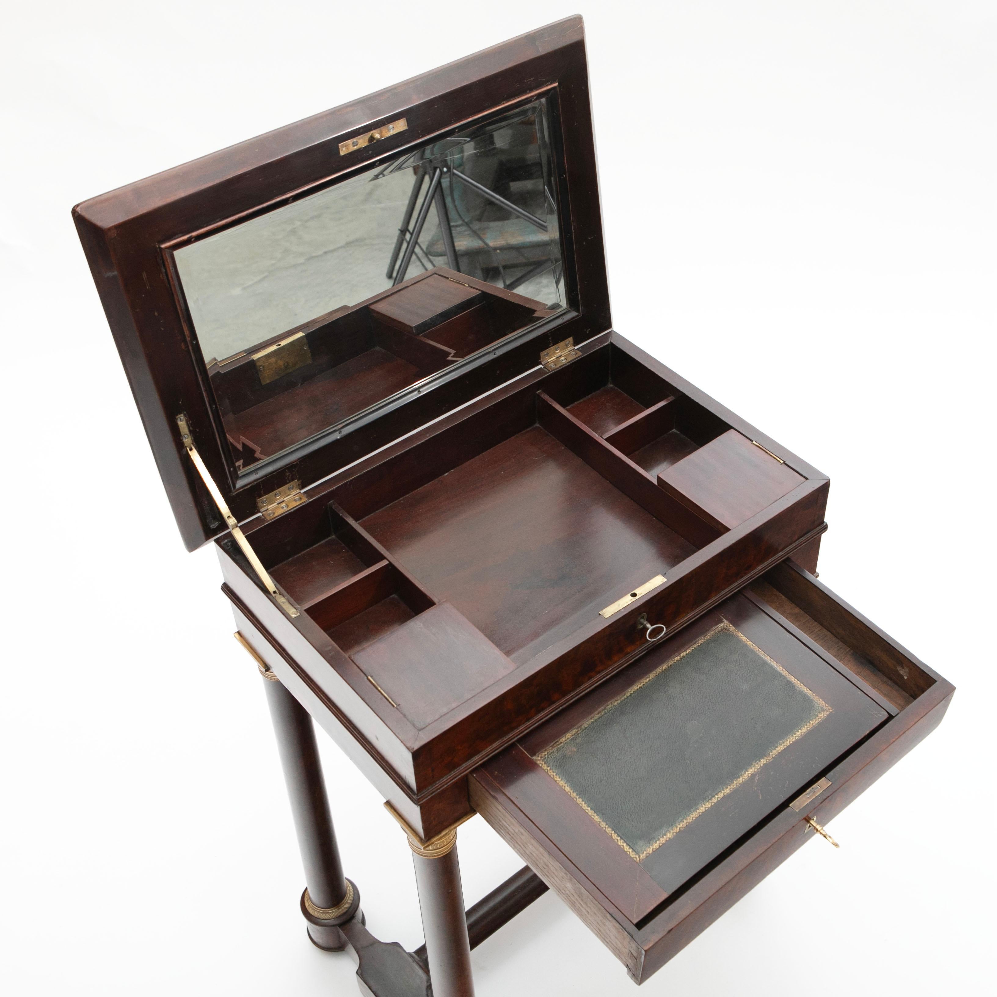 Pequeña mesa de trabajo elegante Charles X o Mesa auxiliar de caoba en Bueno estado para la venta en Kastrup, DK