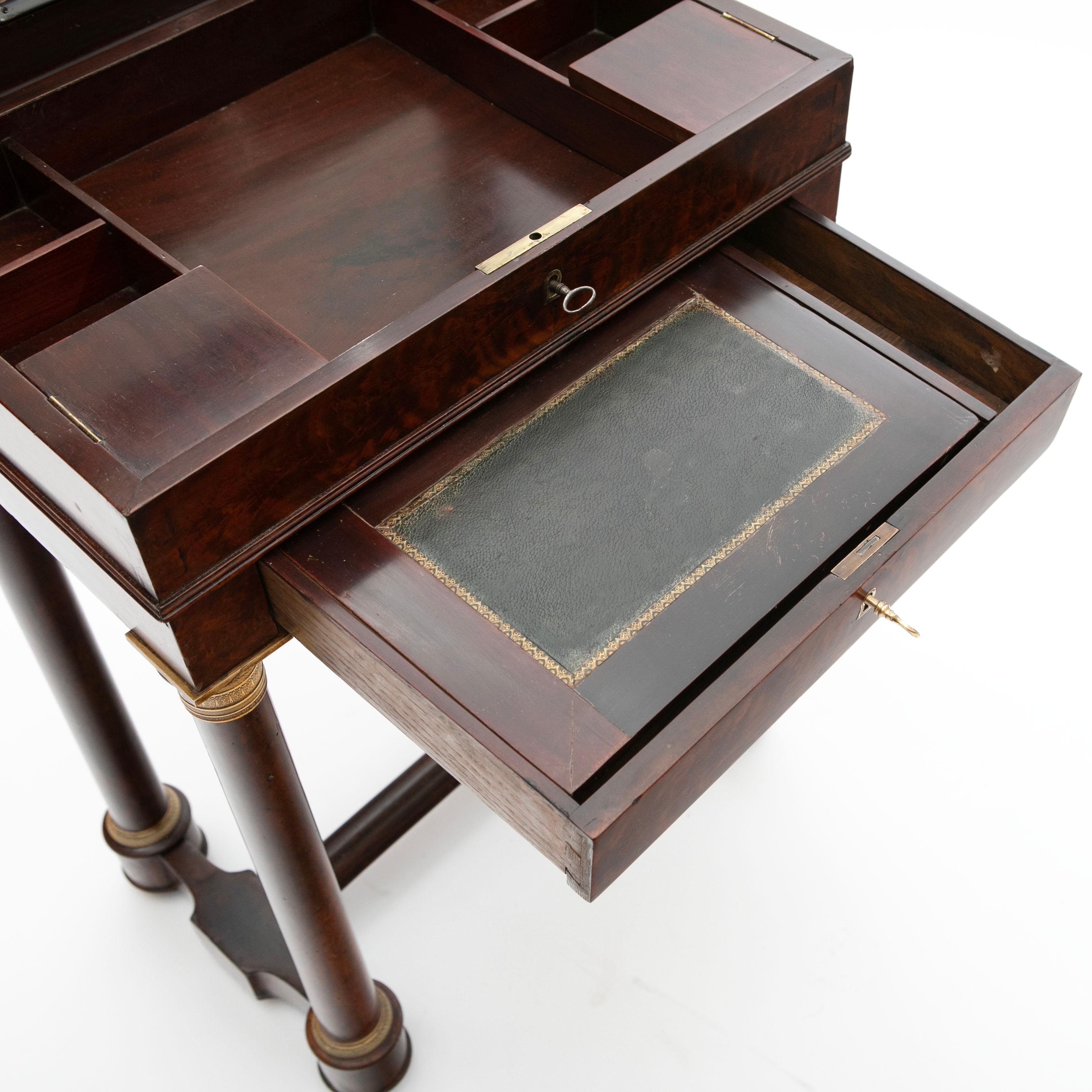 Pequeña mesa de trabajo elegante Charles X o Mesa auxiliar de caoba siglo XIX en venta