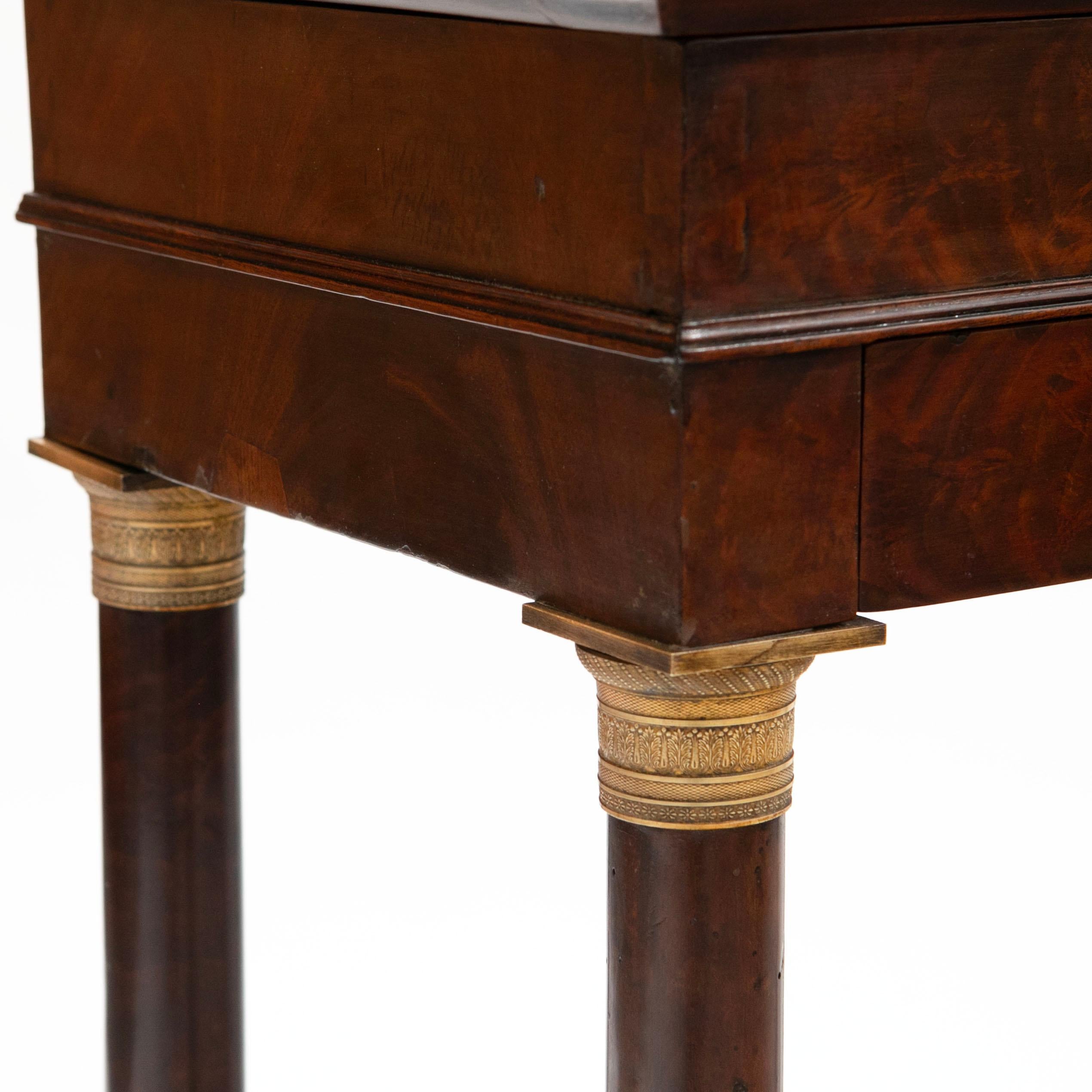 Pequeña mesa de trabajo elegante Charles X o Mesa auxiliar de caoba en venta 1