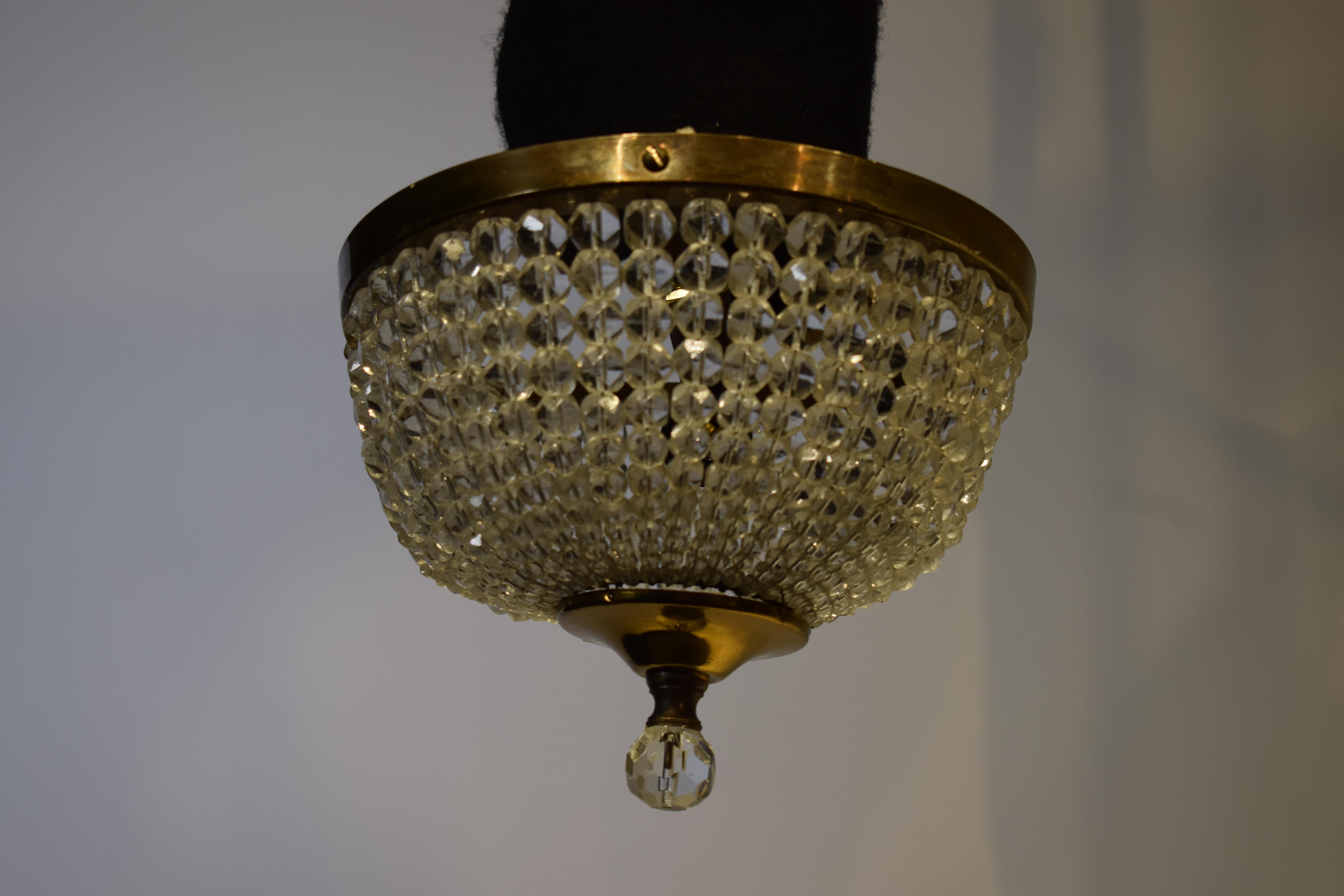 A fine & elegant small bronze & crystal pendant. Bronze ring & bottom plate. Graduated faceted crystal bead chains & bottom finial. France, circa 1920.
Dimensions: height 7 1/4