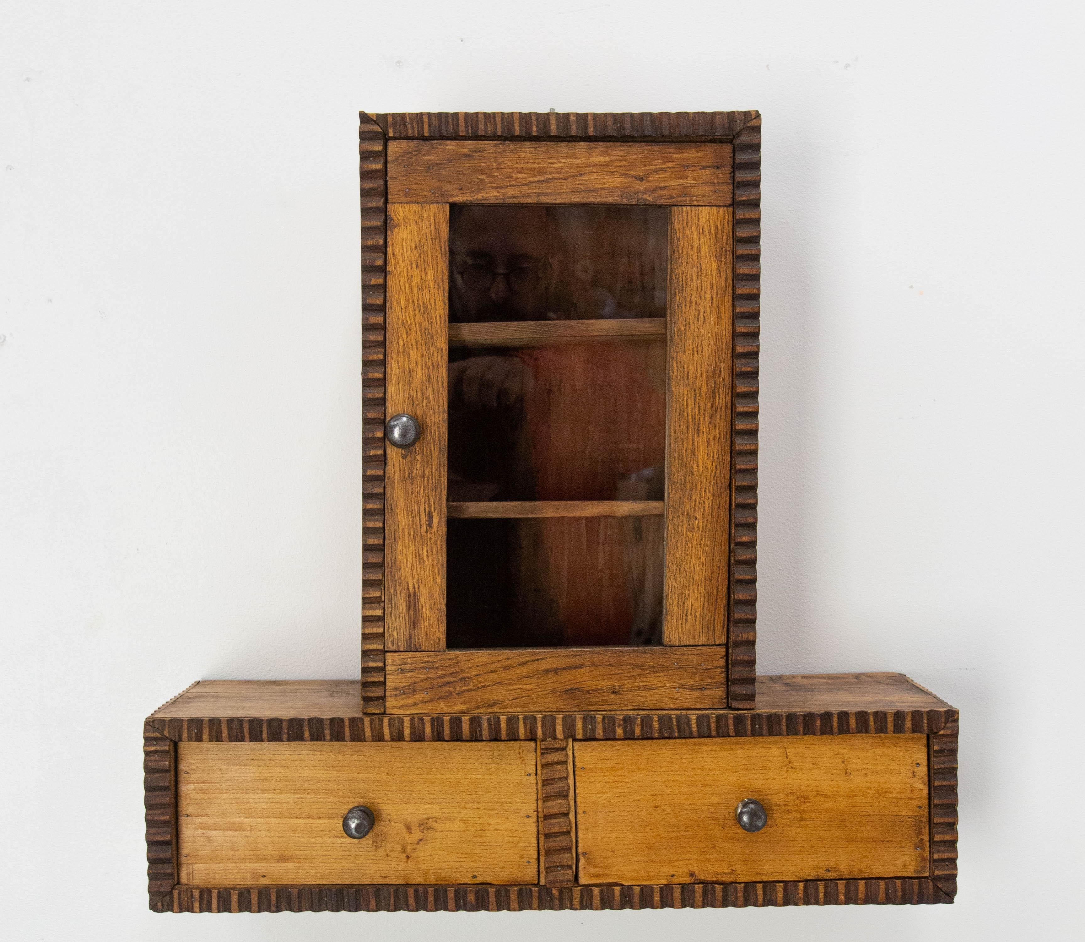 Petite armoire murale brutaliste des années 1920 avec une porte vitrée et deux tiroirs.
Making Works en orme travaillé dans un style brutaliste.
Beaucoup de charme pour ce petit meuble qui peut trouver sa place dans une entrée, une salle de bains ou