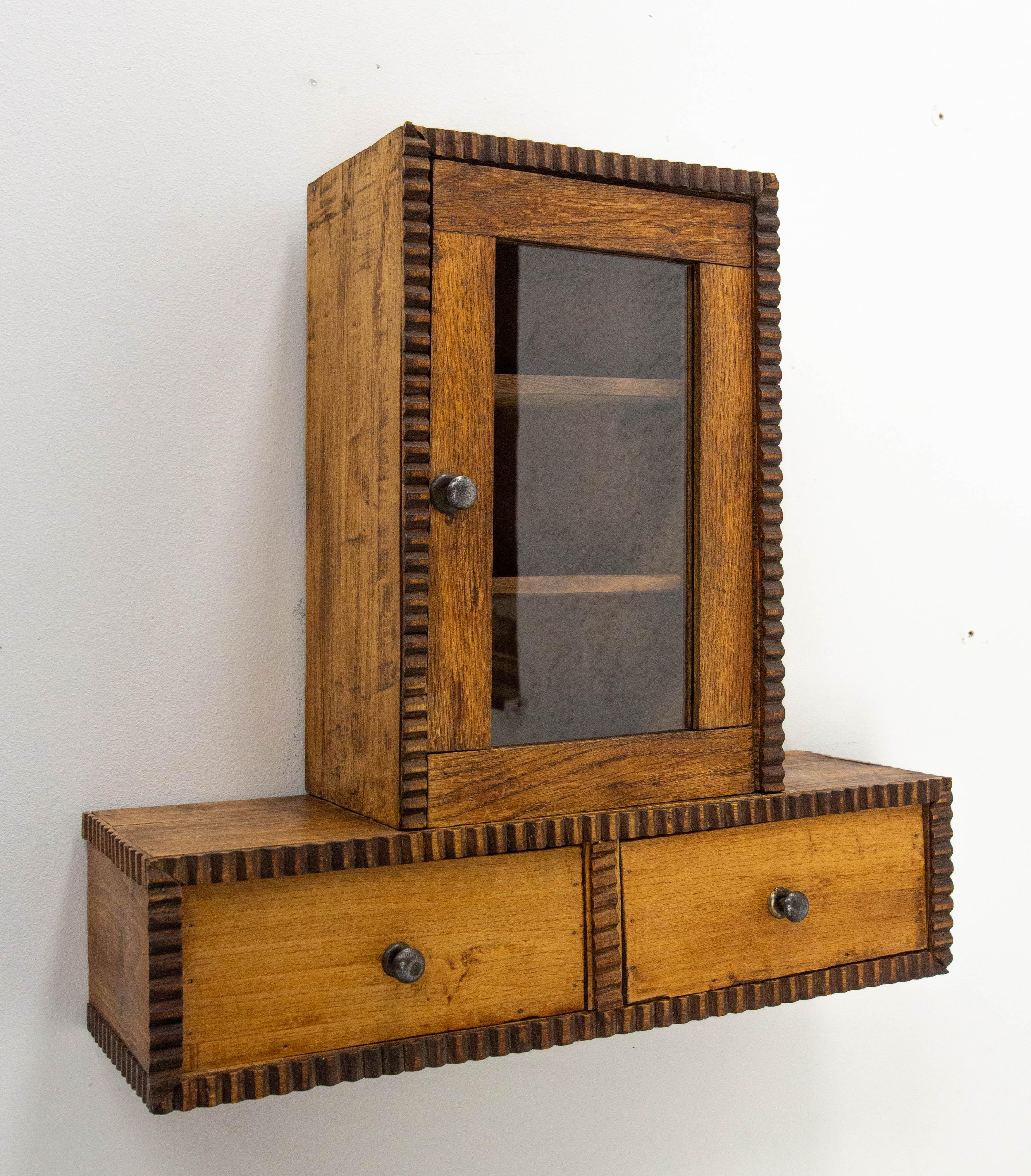 Mid-Century Modern Petite armoire murale brutaliste en orme circa 1920