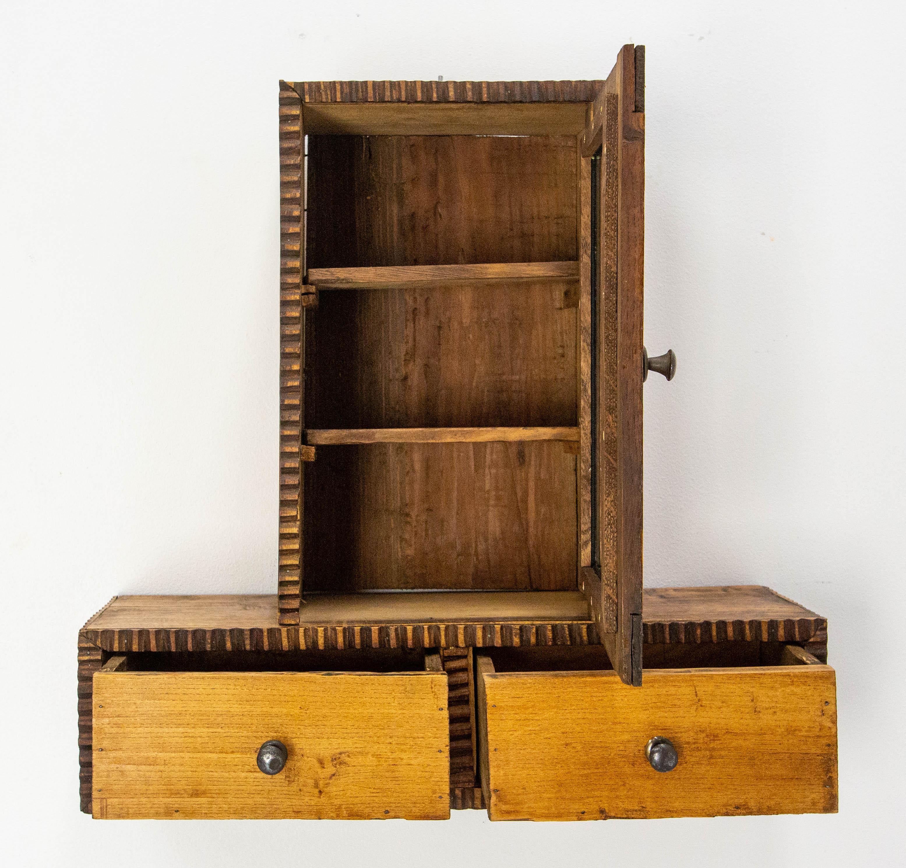 Français Petite armoire murale brutaliste en orme circa 1920