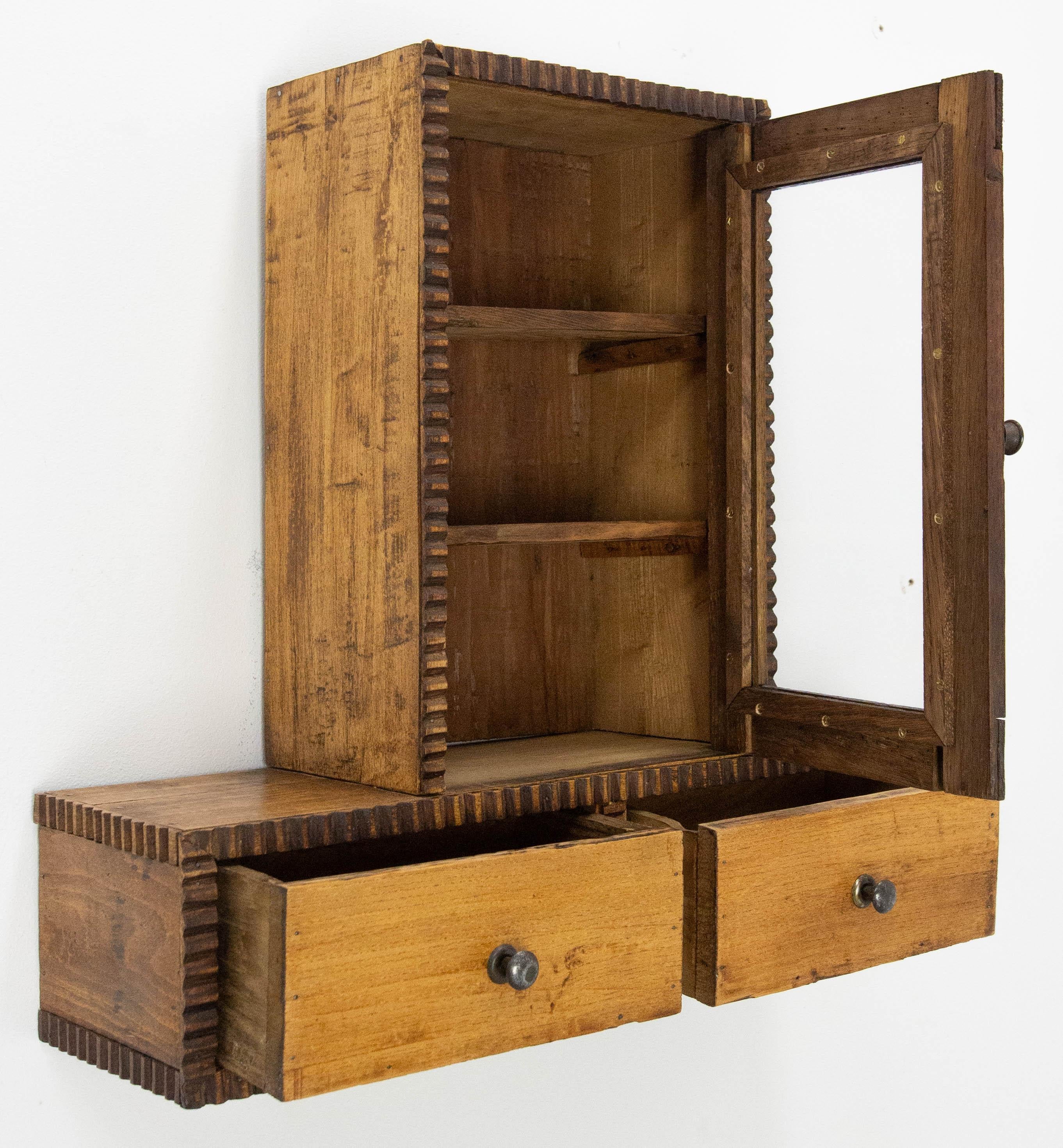 Petite armoire murale brutaliste en orme circa 1920 Bon état à Labrit, Landes