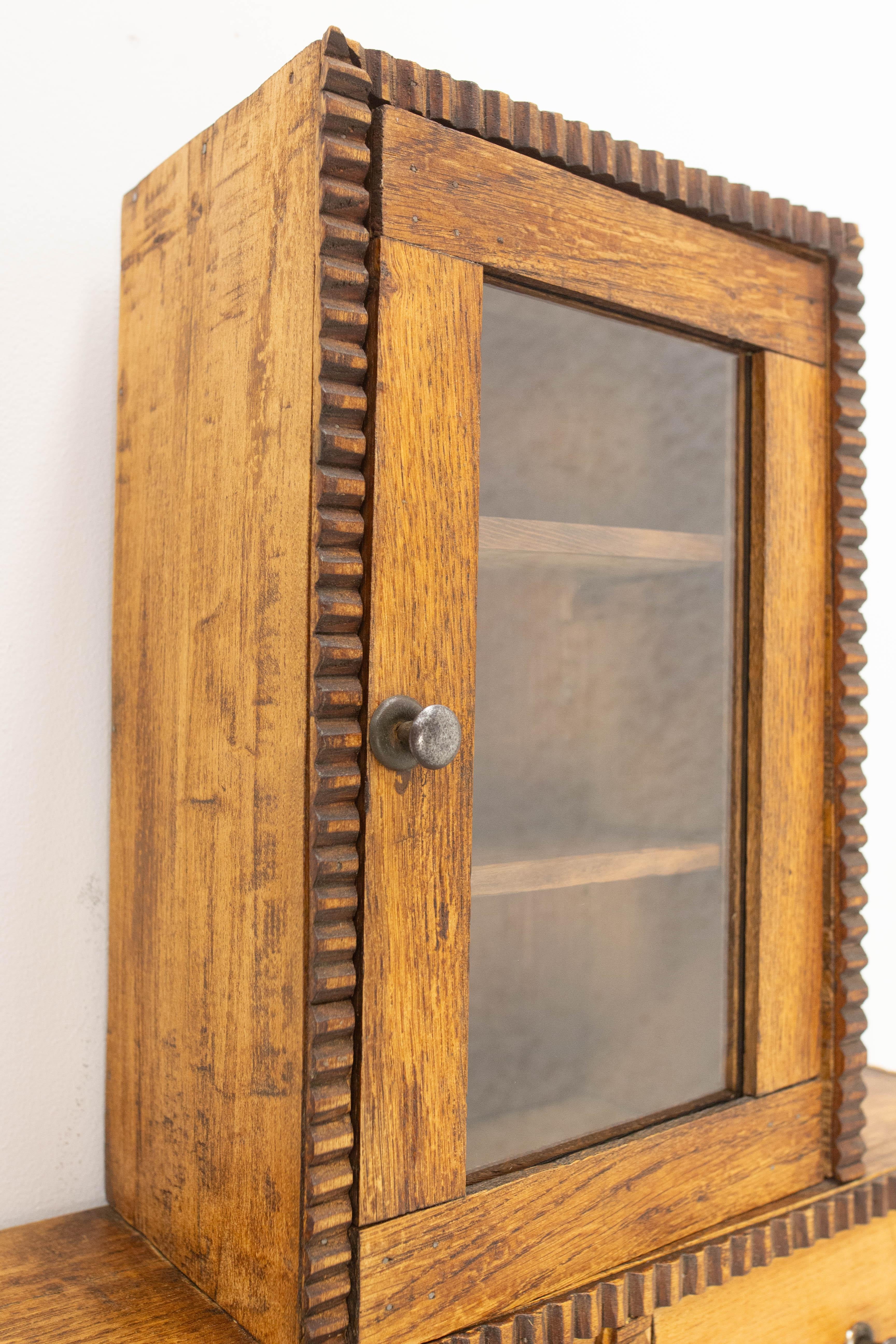 Verre Petite armoire murale brutaliste en orme circa 1920