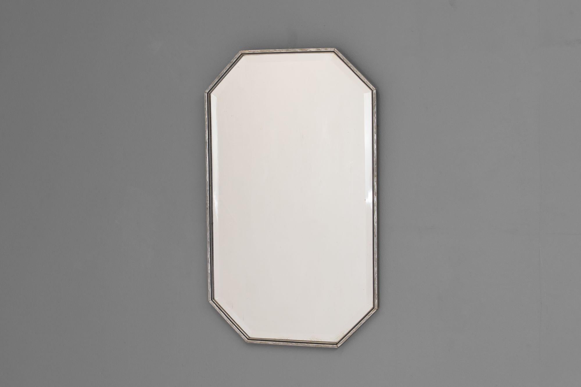 Pequeño espejo octogonal alargado plateado. Vidrio original. Reino Unido, hacia 1900.
Alto 58 cm x Ancho 34 cm x Fondo 2 cm
Ponte en contacto con nosotros para obtener un presupuesto exacto del envío.