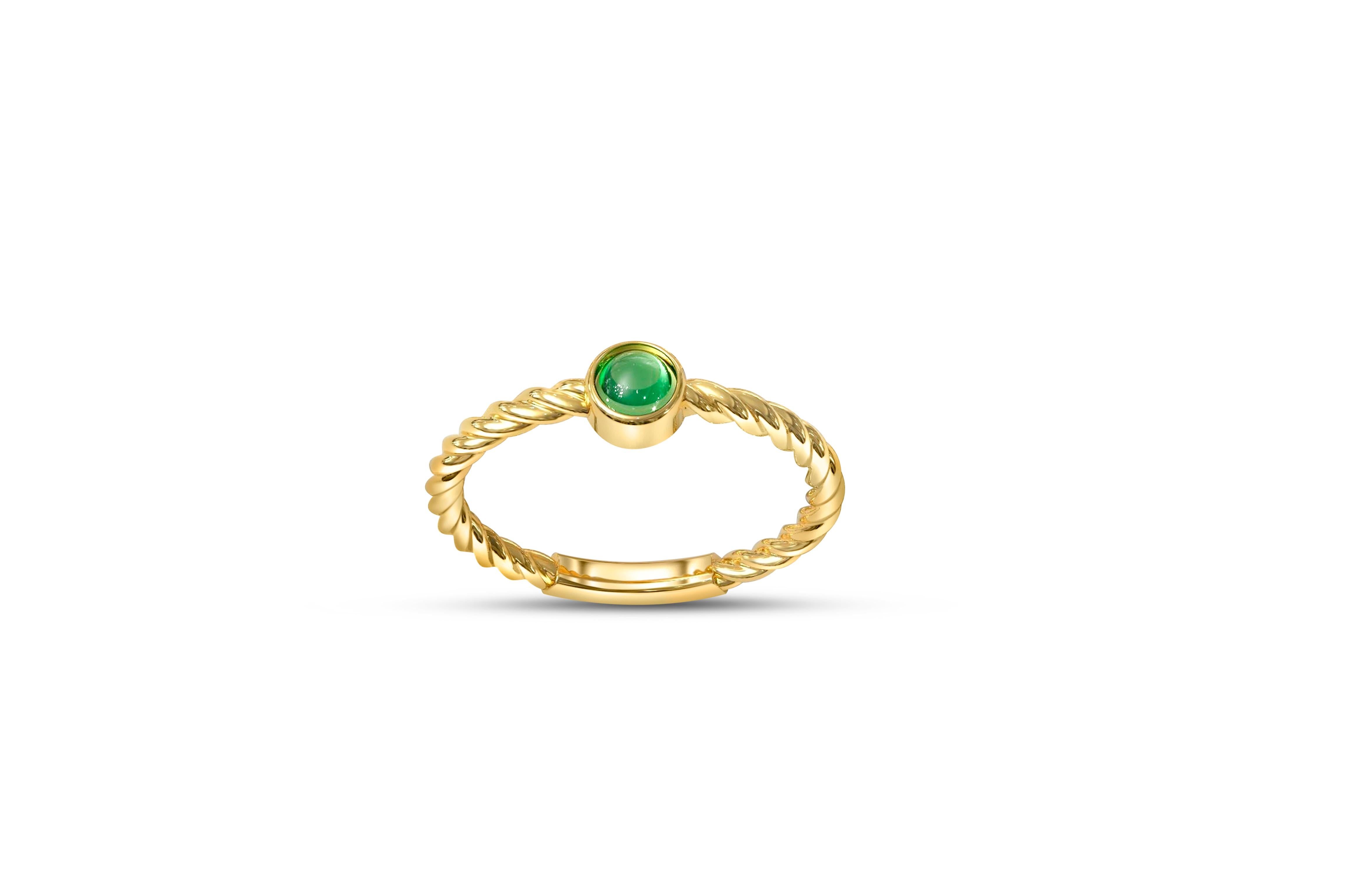 Kleiner Smaragd-Cabochon-Ring aus 14 Karat Gold. Stapelring aus Smaragdgold. Gedrehter Ring mit Smaragd. Minimalistischer Ring mit grünem Edelstein. Mai-Geburtsstein-Ring.

Metall: 14k Gold
Gewicht: 2 g. abhängig von der Größe

Hauptstein
