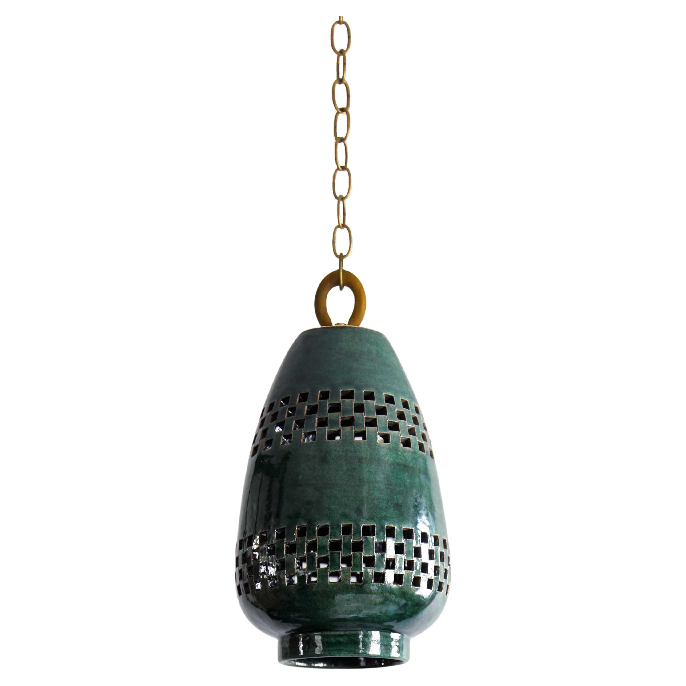 Petite lampe à suspension en céramique émeraude, laiton vieilli, collection Ajedrez Atzompa