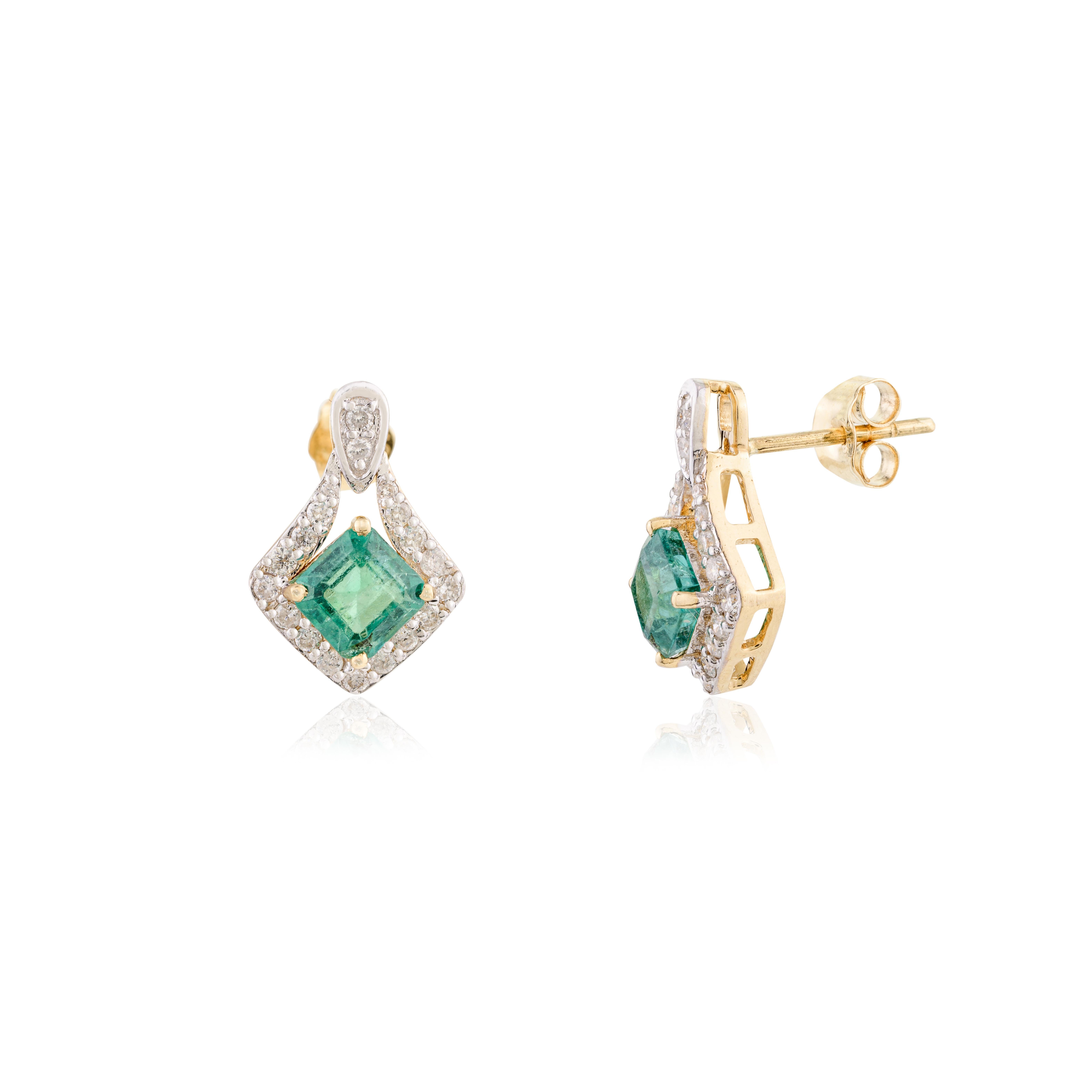 Small Emerald Diamond Stud Earrings in 18k Solid White Gold Everyday Jewelry In New Condition For Sale In New York, NY