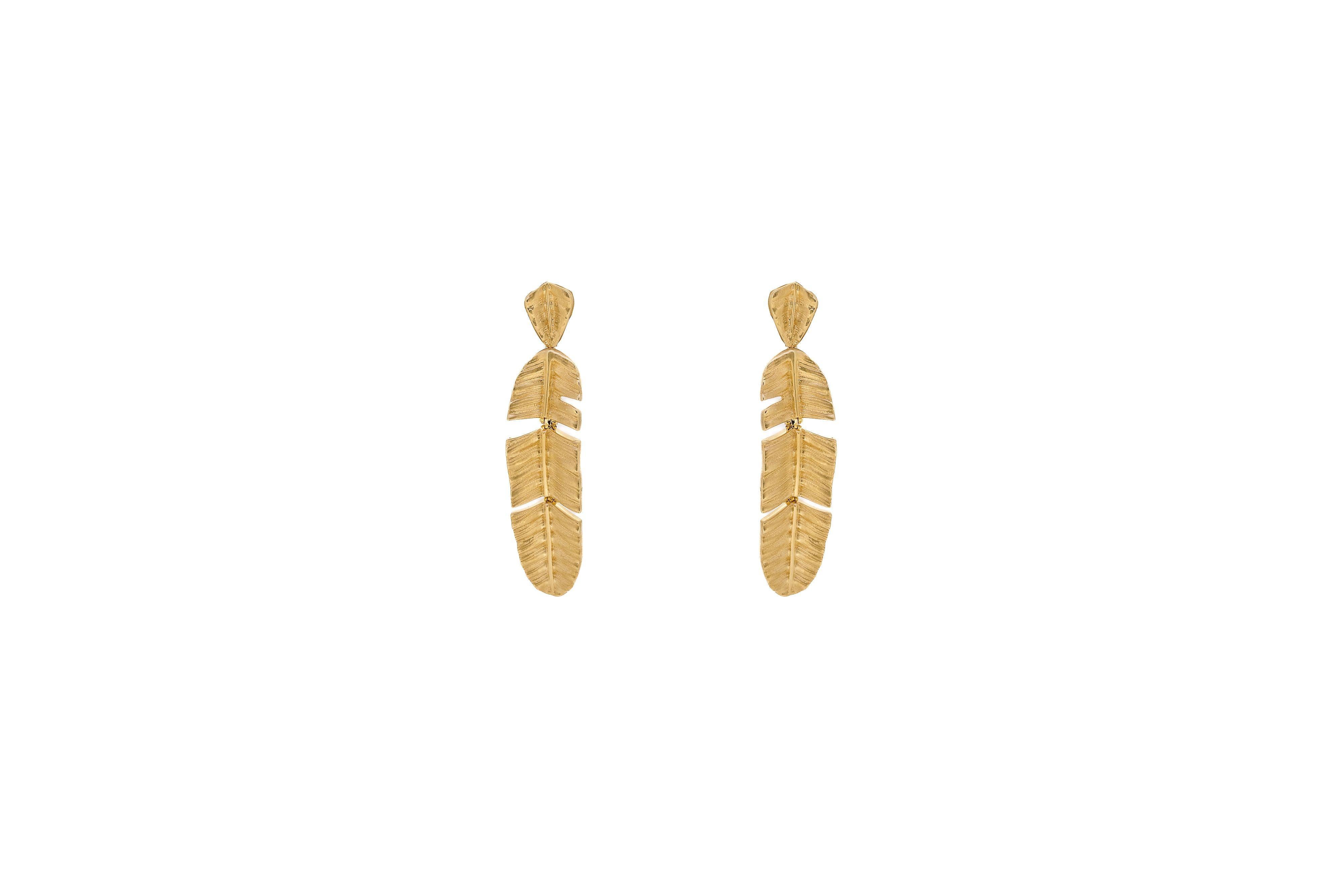 Taglio rotondo Small emerald leaf earrings in 18k yellow gold in vendita