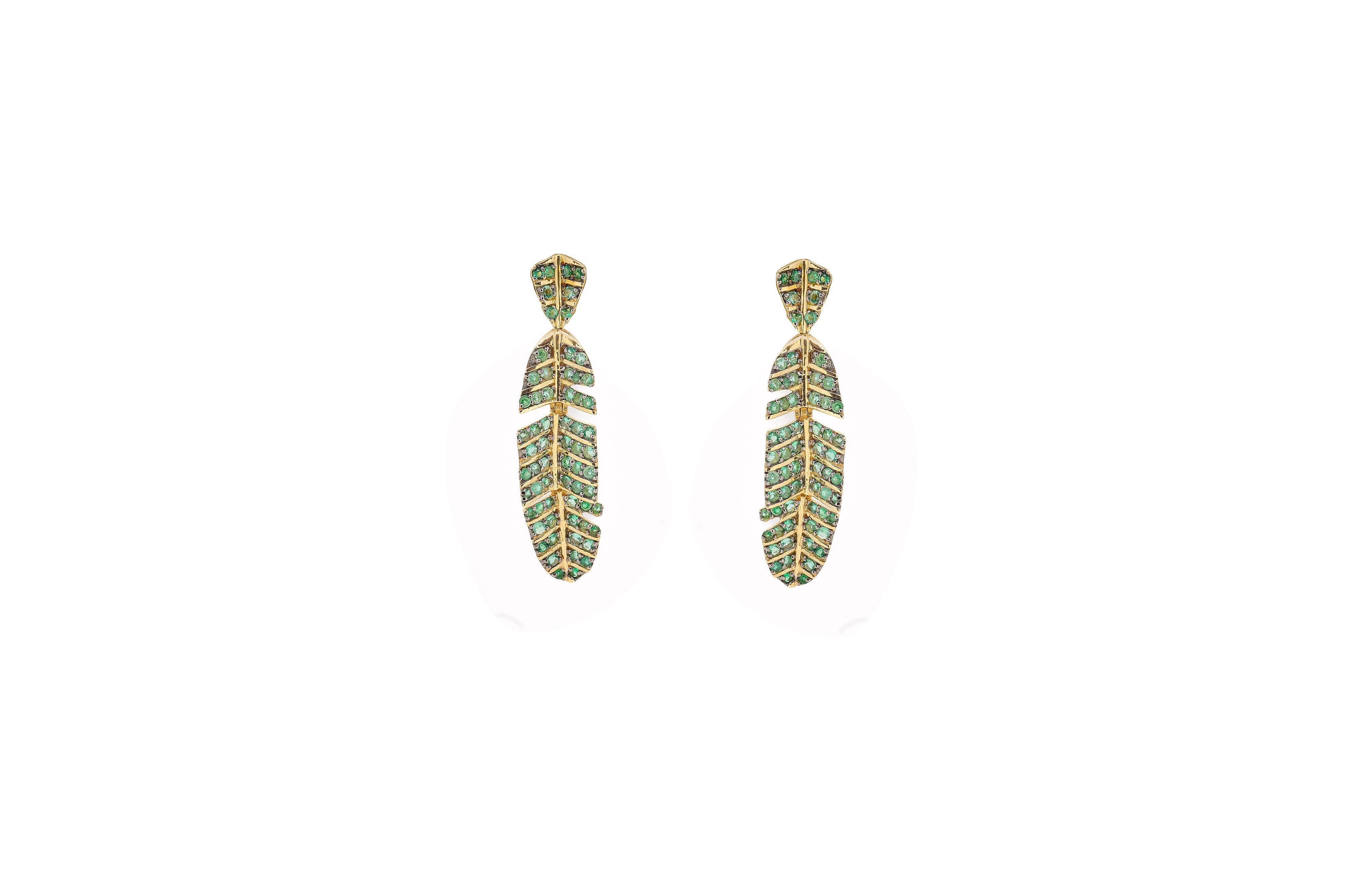 Small emerald leaf earrings in 18k yellow gold In condizioni Nuovo in vendita a London, GB