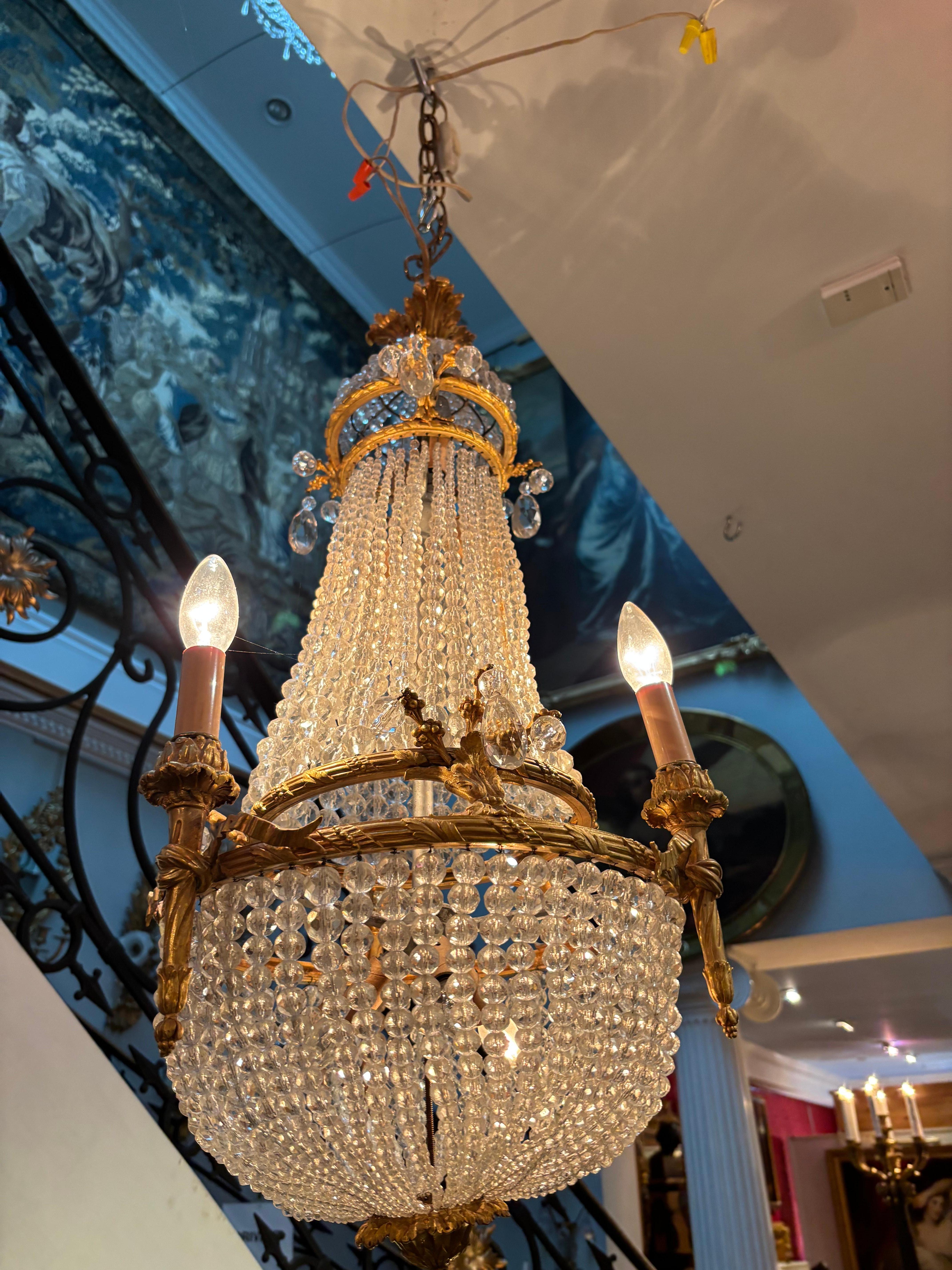 Piccolo lampadario a cesto in cristallo e bronzo dorato in stile Impero in vendita 2