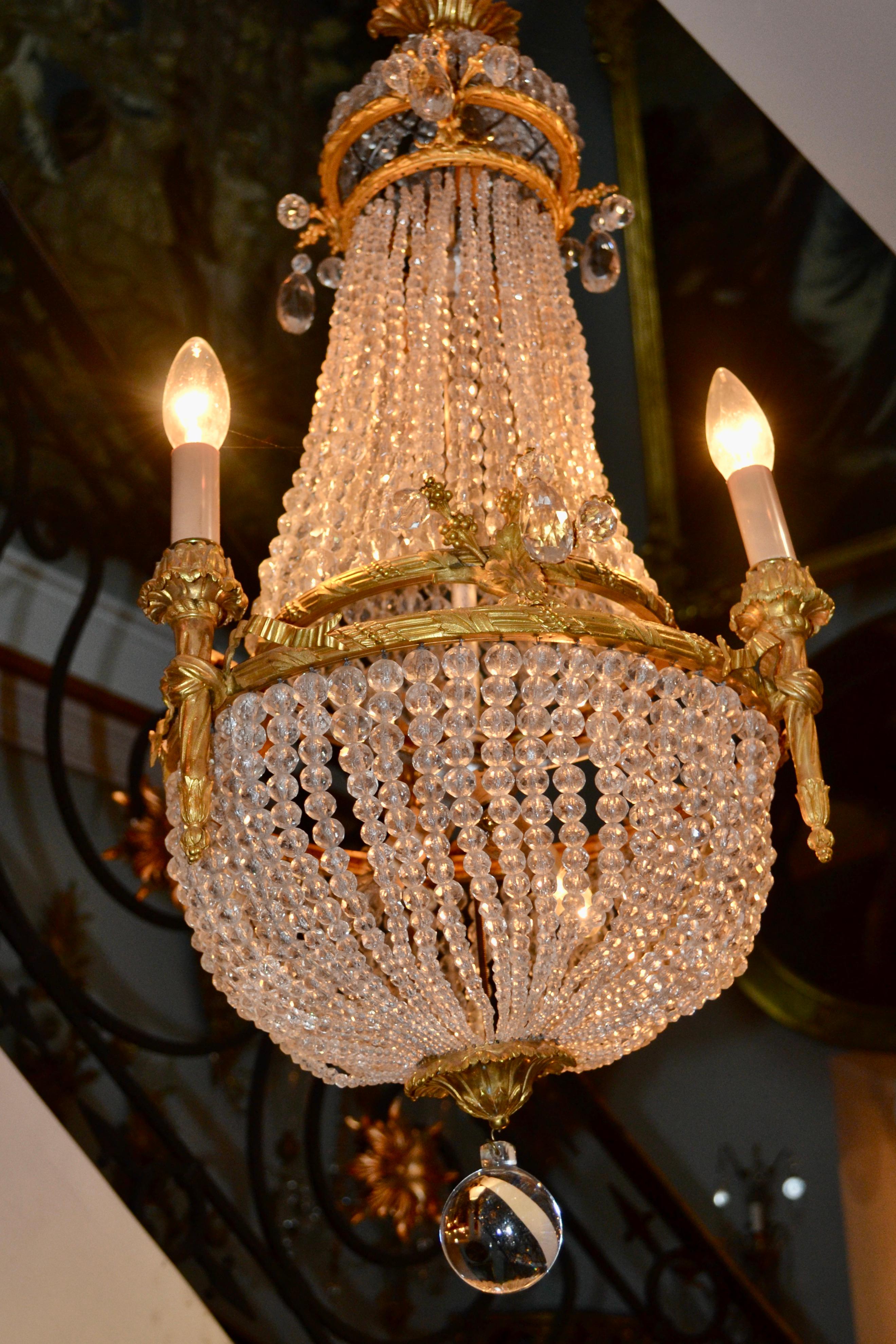 Pequeño candelabro de cesta de cristal y bronce dorado estilo Imperio en venta 4