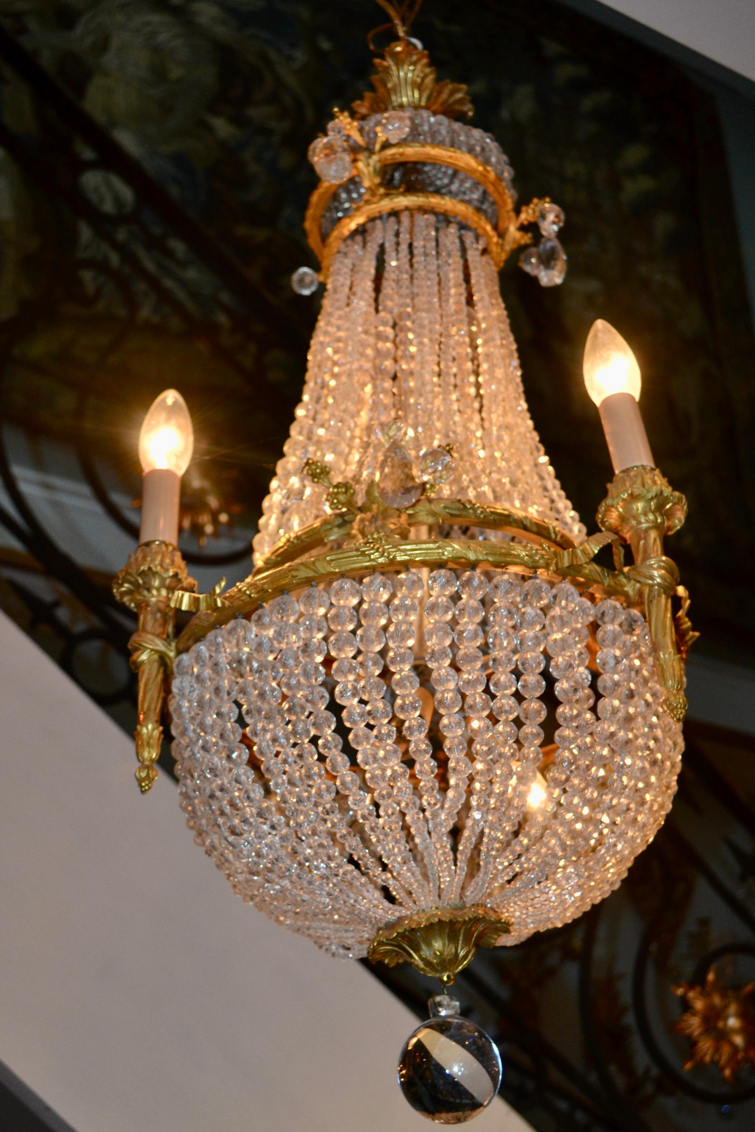 Pequeño candelabro de cesta de cristal y bronce dorado estilo Imperio en venta 5