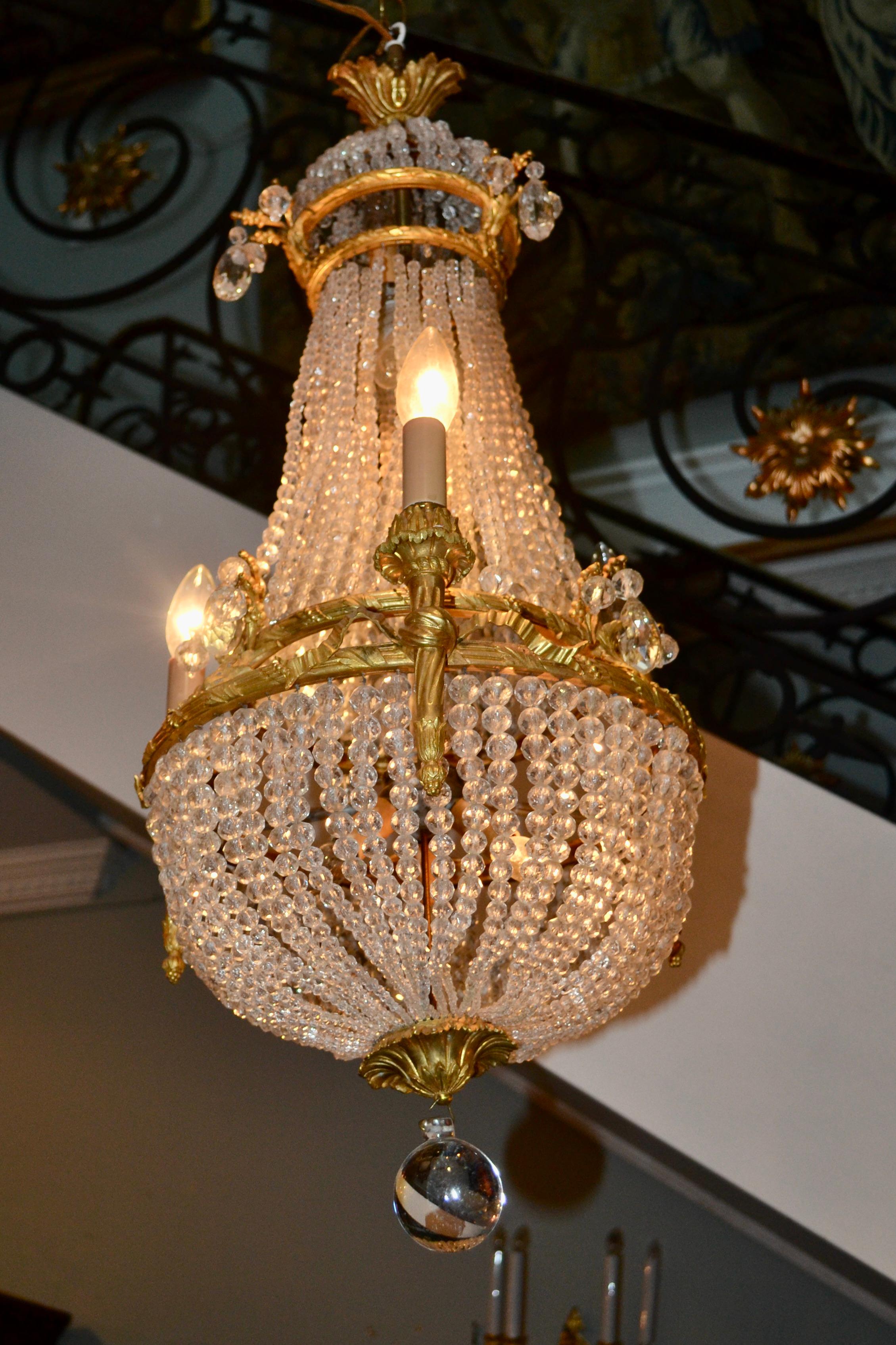 Pequeño candelabro de cesta de cristal y bronce dorado estilo Imperio en venta 6