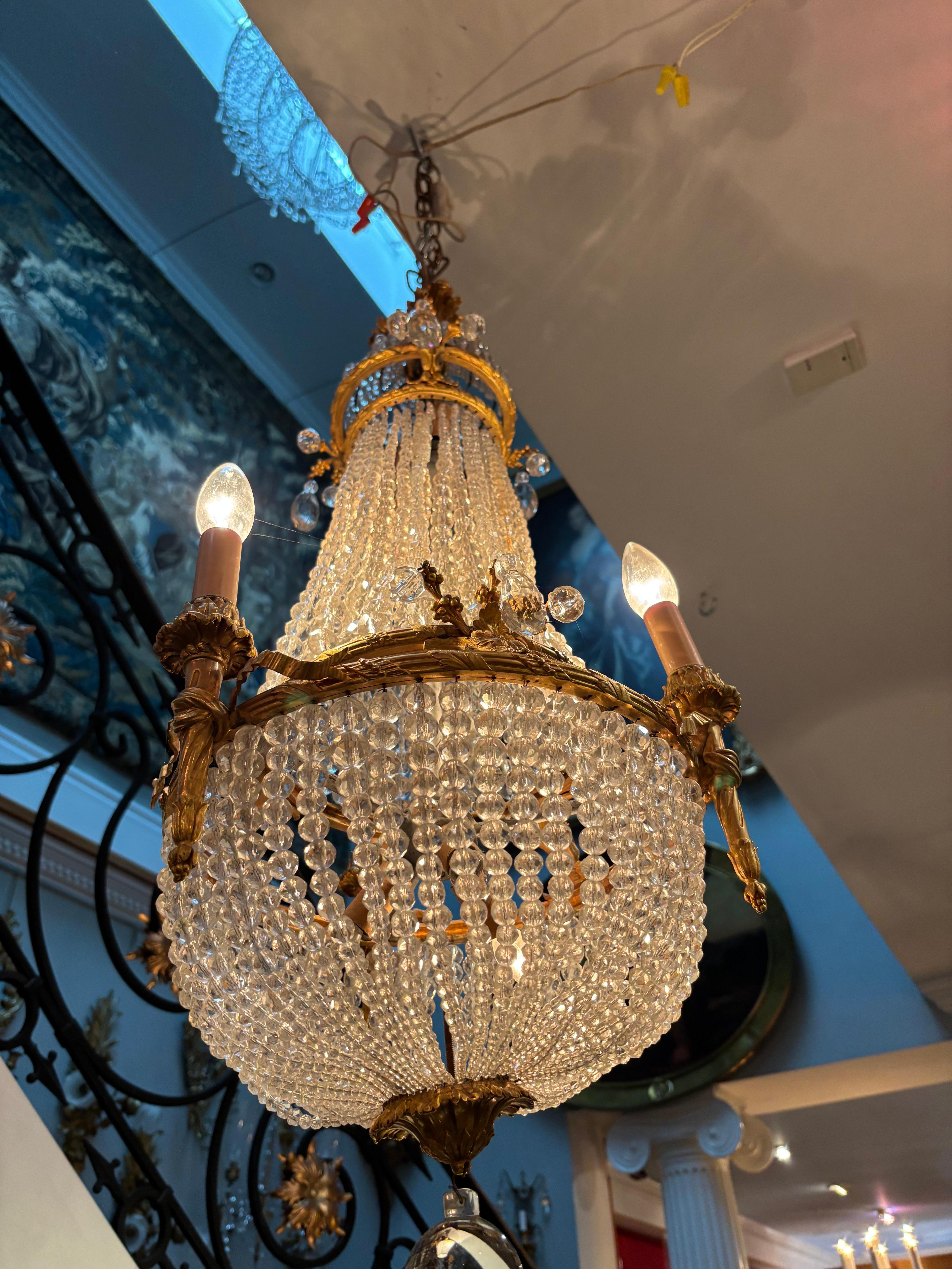 Piccolo lampadario a cesto in cristallo e bronzo dorato in stile Impero in vendita 1