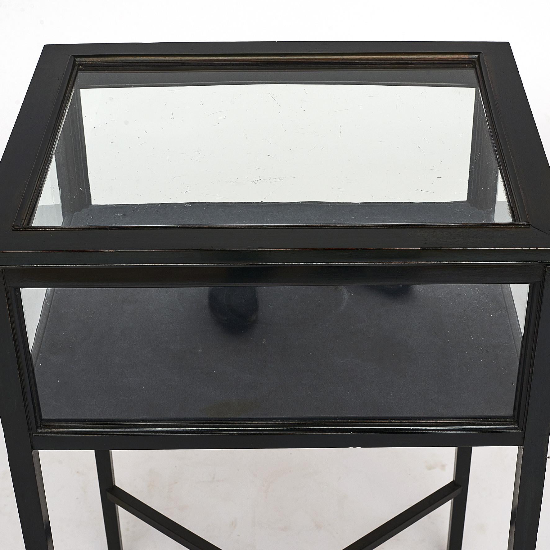 Elegant display case, Denmark, circa 1920-1930.
Glass on top and on all four sides. The case opens from the top. The base of the cabinet has a blue velvet liner.
Dark green-blue (almost black) frame with French polish on 4 tapered legs joined by a