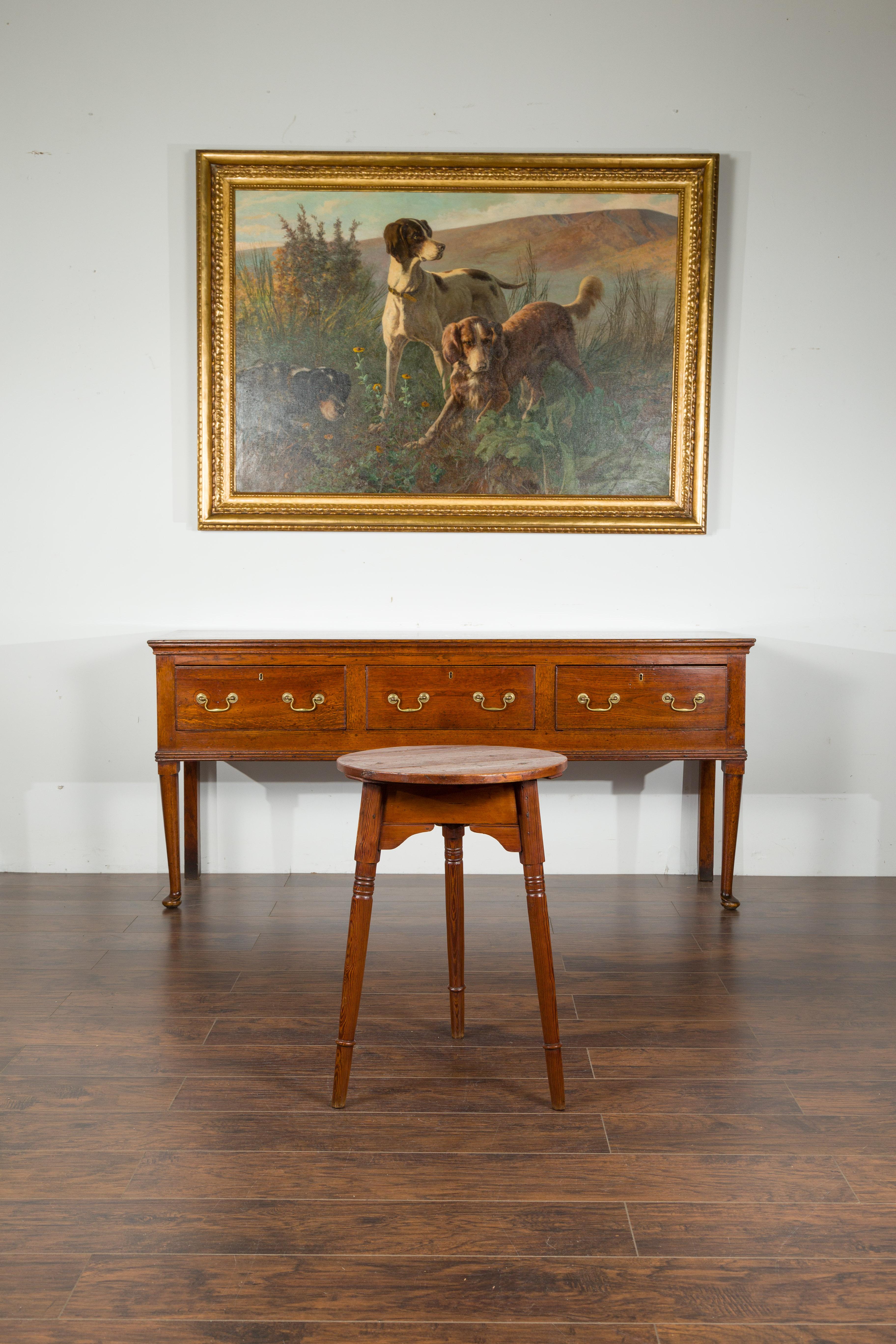 Small English 1840s Pine Cricket Table with Carved Apron and Turned Legs 6