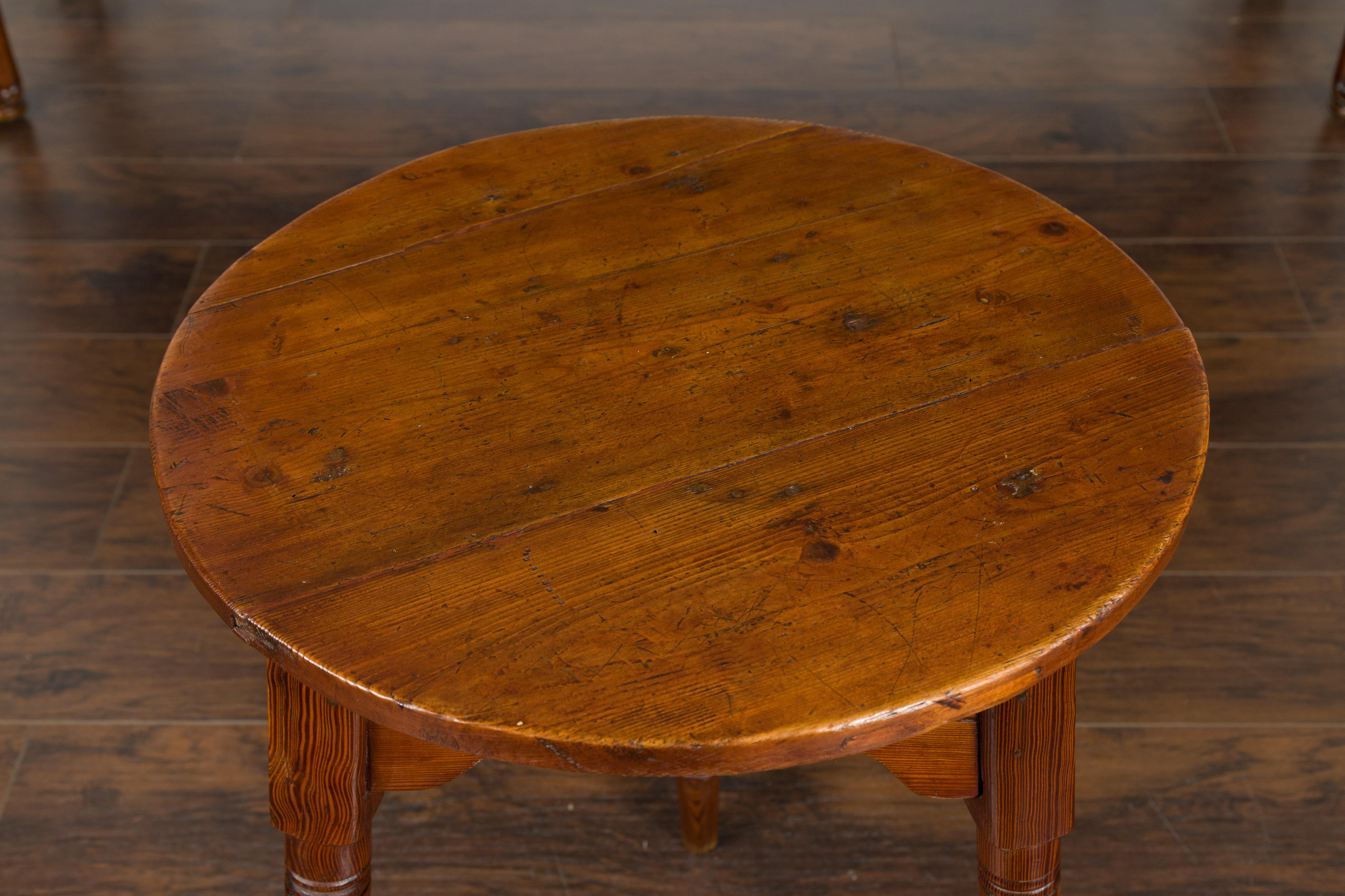 Small English 1840s Pine Cricket Table with Carved Apron and Turned Legs 7