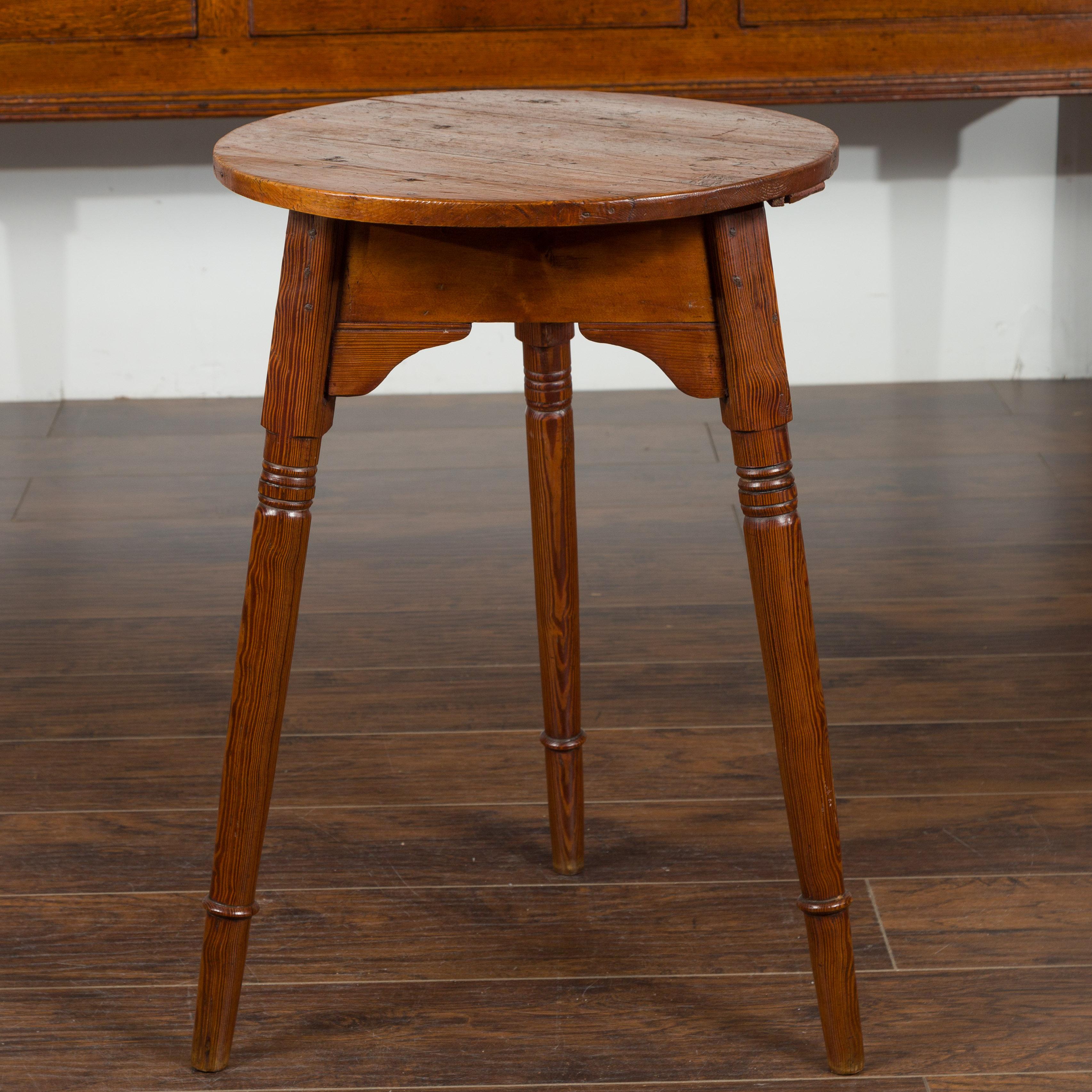 Small English 1840s Pine Cricket Table with Carved Apron and Turned Legs 8