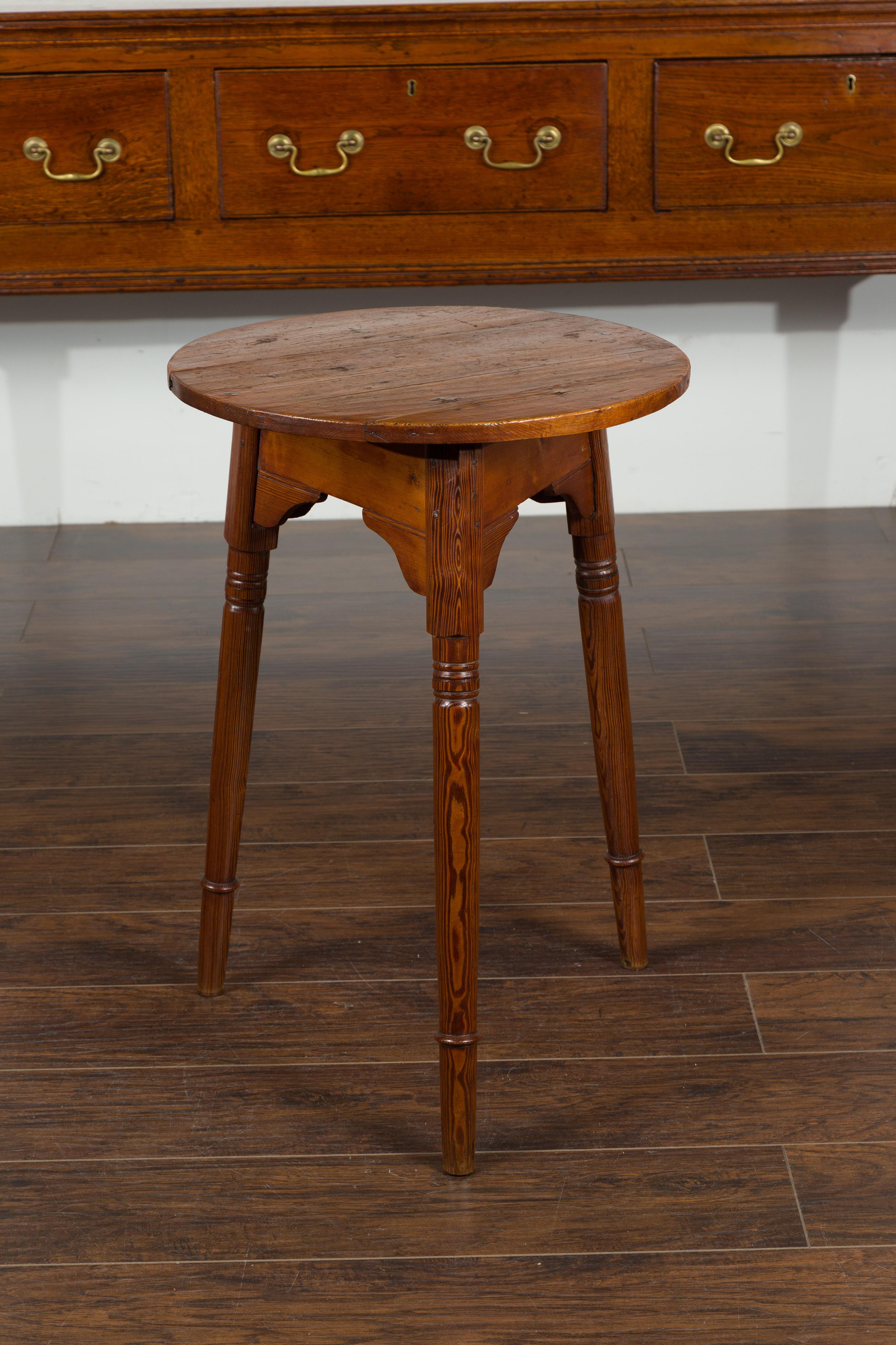 Small English 1840s Pine Cricket Table with Carved Apron and Turned Legs 9