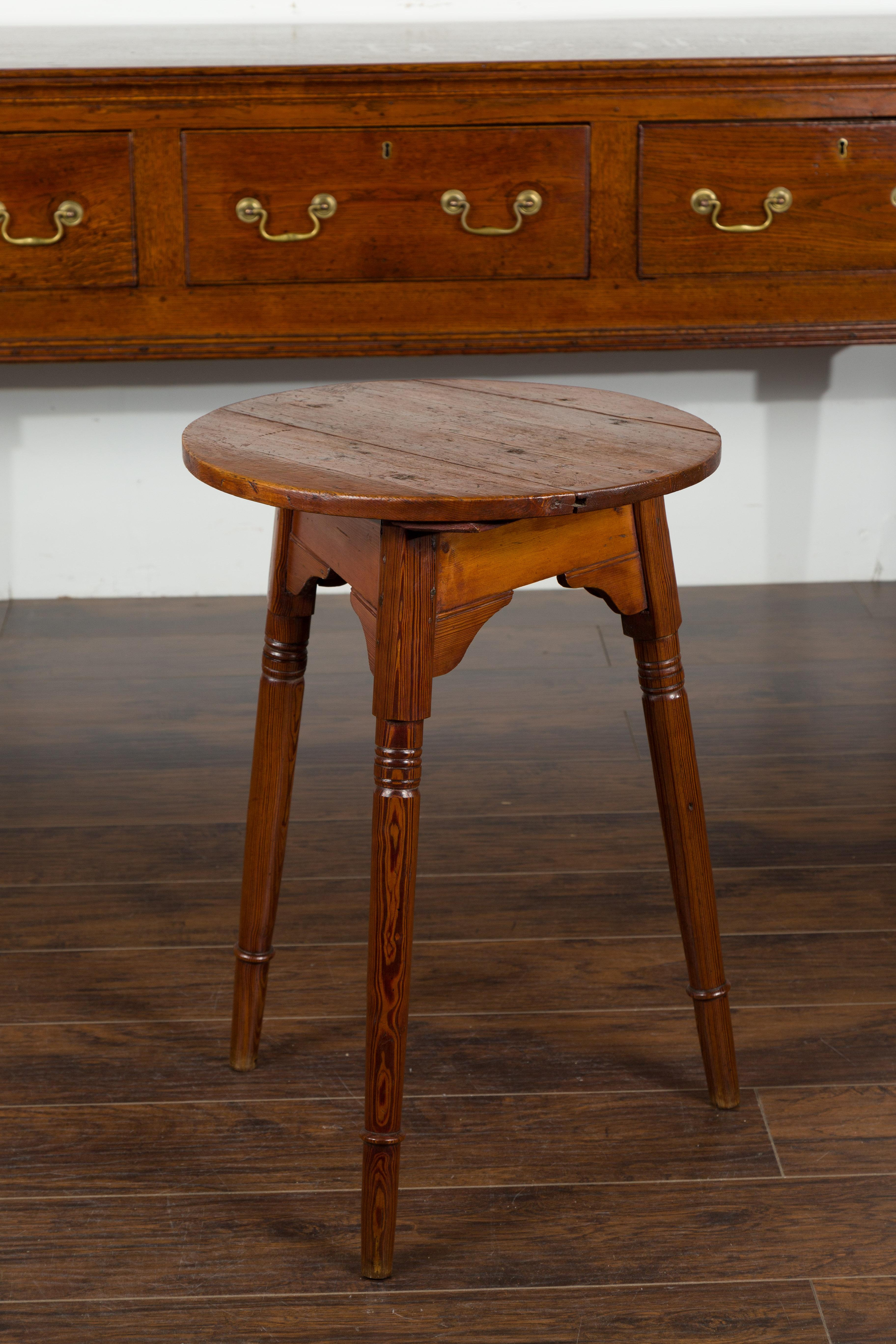 Small English 1840s Pine Cricket Table with Carved Apron and Turned Legs 10