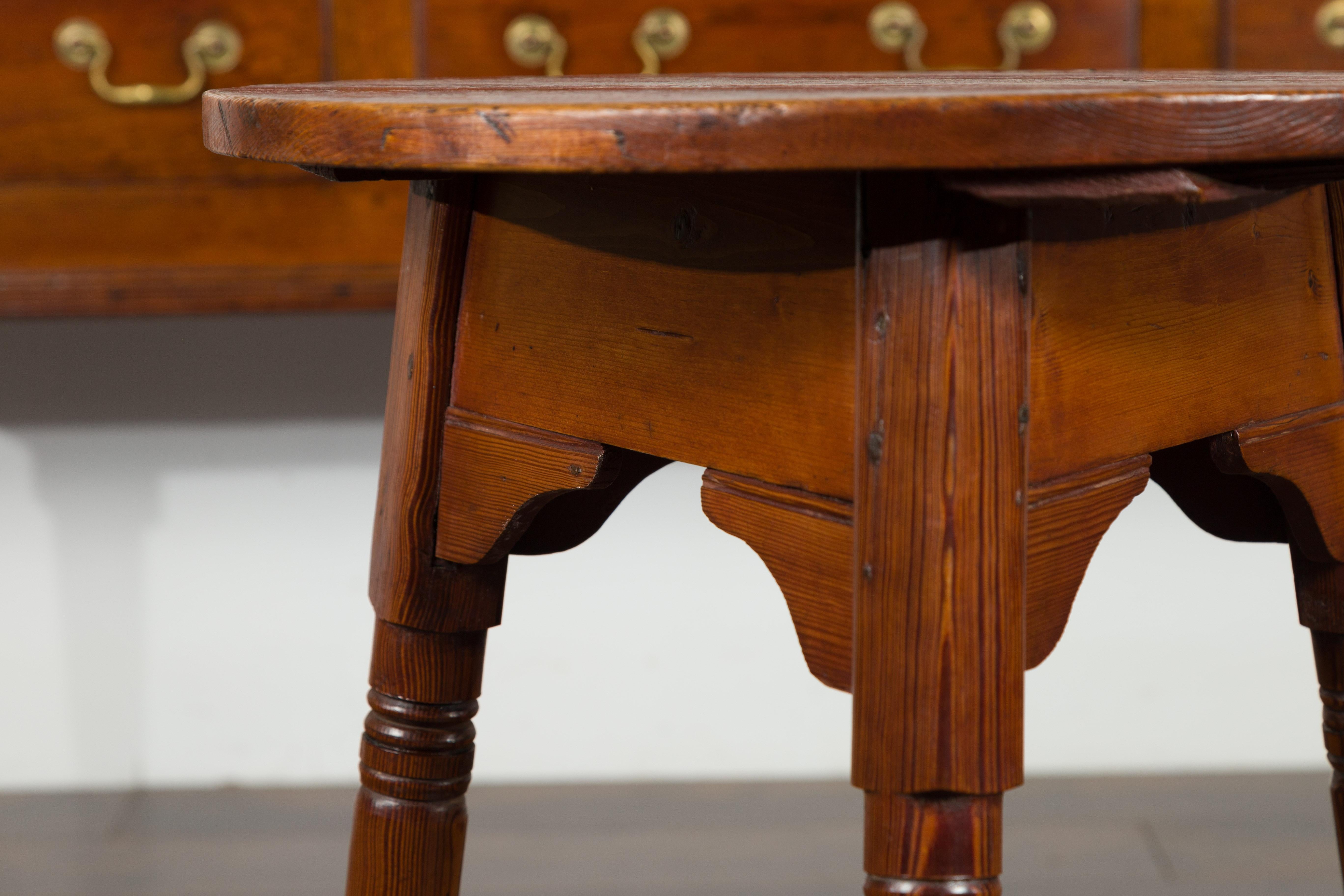 Small English 1840s Pine Cricket Table with Carved Apron and Turned Legs In Good Condition In Atlanta, GA