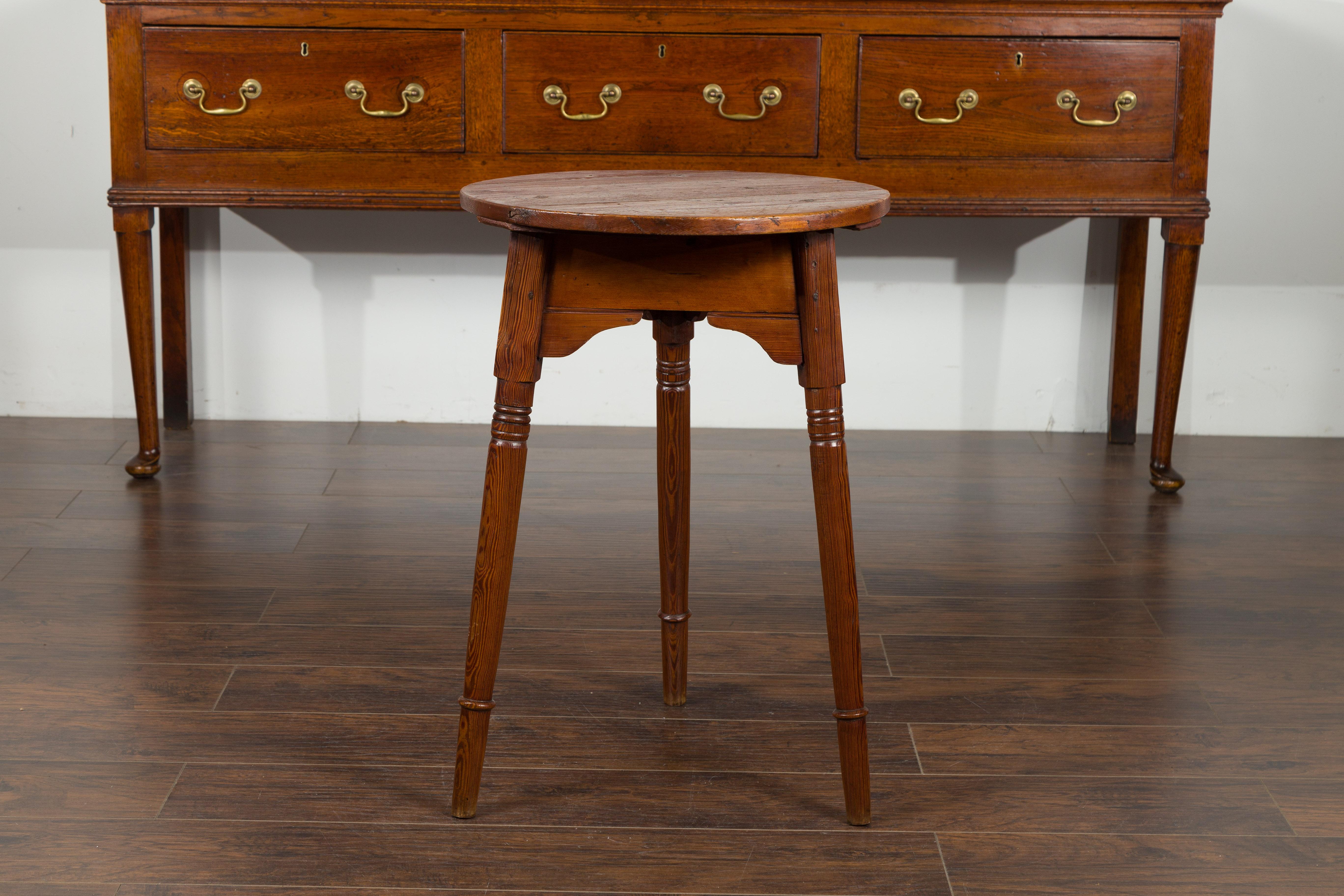 Small English 1840s Pine Cricket Table with Carved Apron and Turned Legs 2