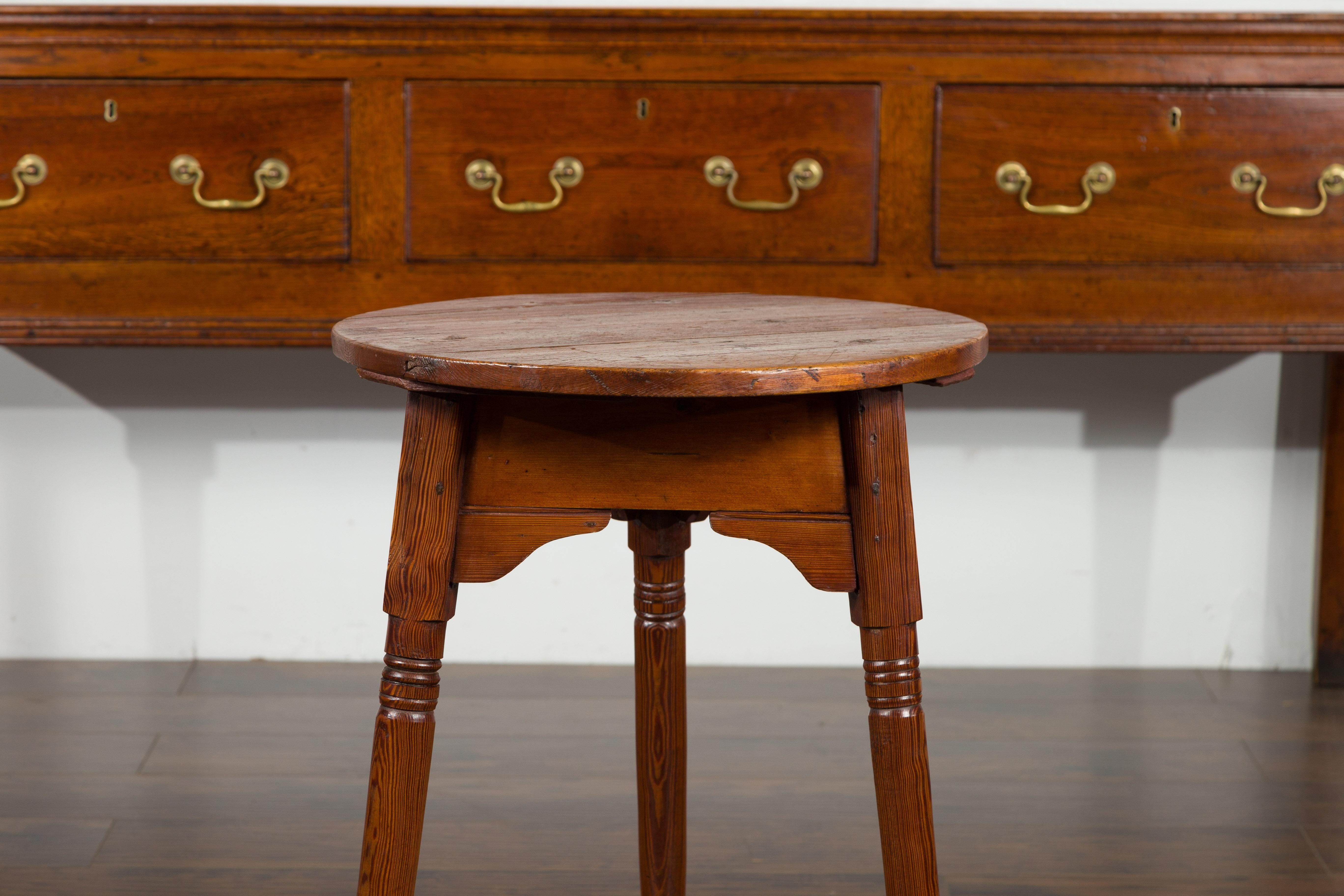 Small English 1840s Pine Cricket Table with Carved Apron and Turned Legs 3