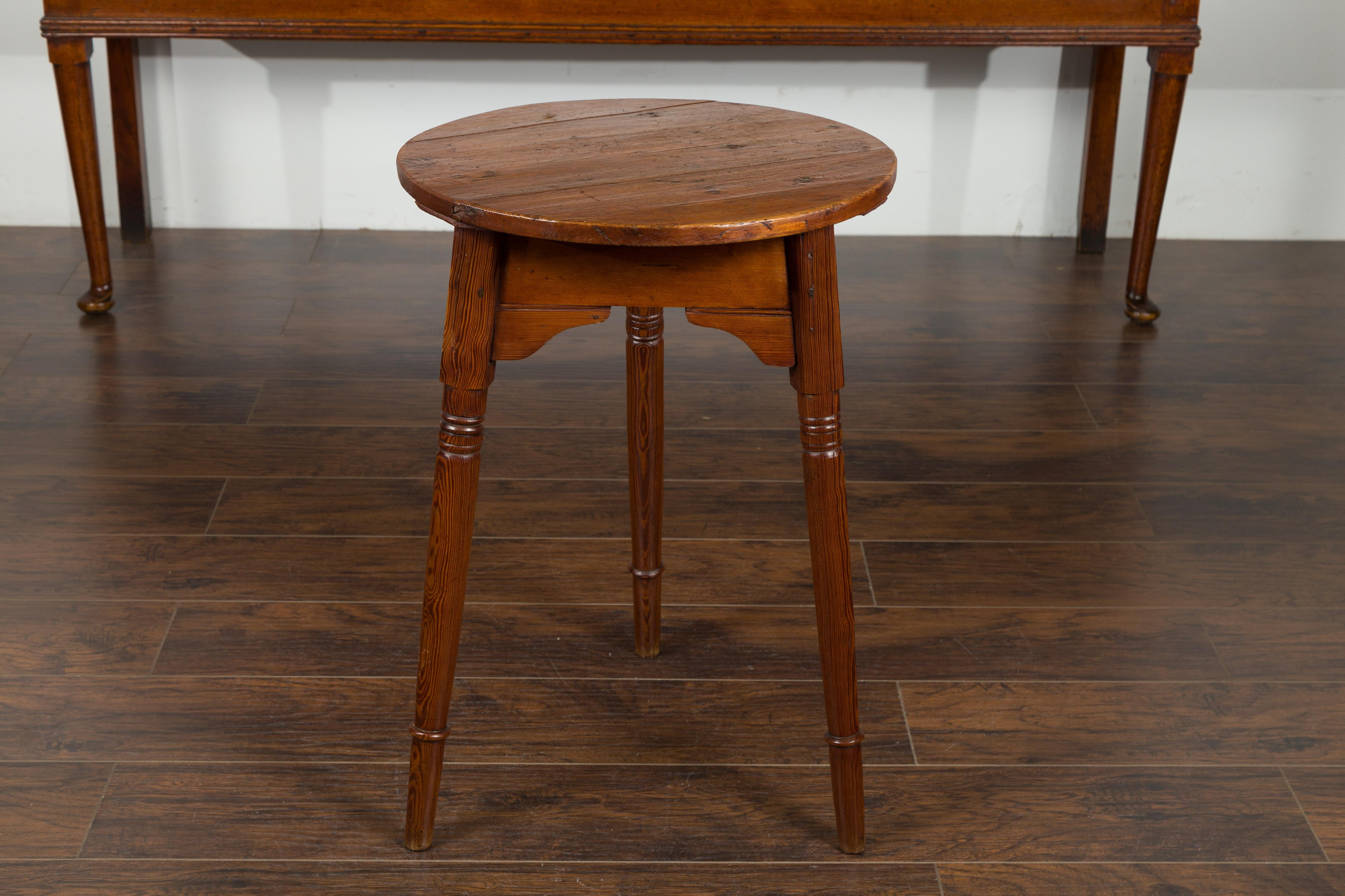 Small English 1840s Pine Cricket Table with Carved Apron and Turned Legs 4