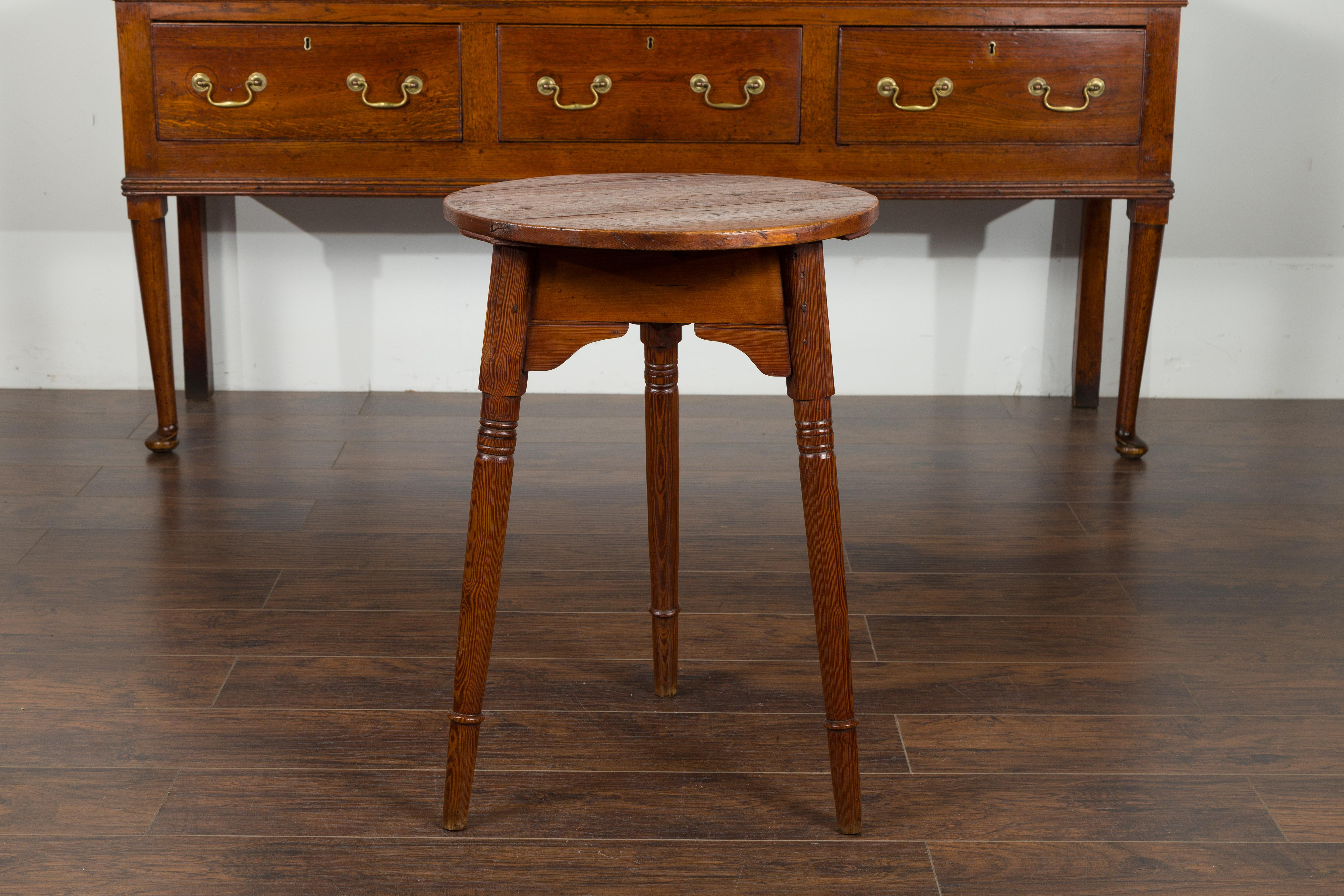 Small English 1840s Pine Cricket Table with Carved Apron and Turned Legs 5