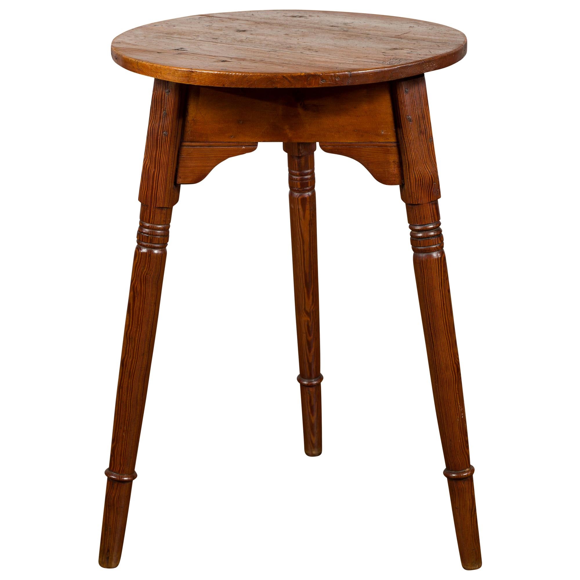 Small English 1840s Pine Cricket Table with Carved Apron and Turned Legs