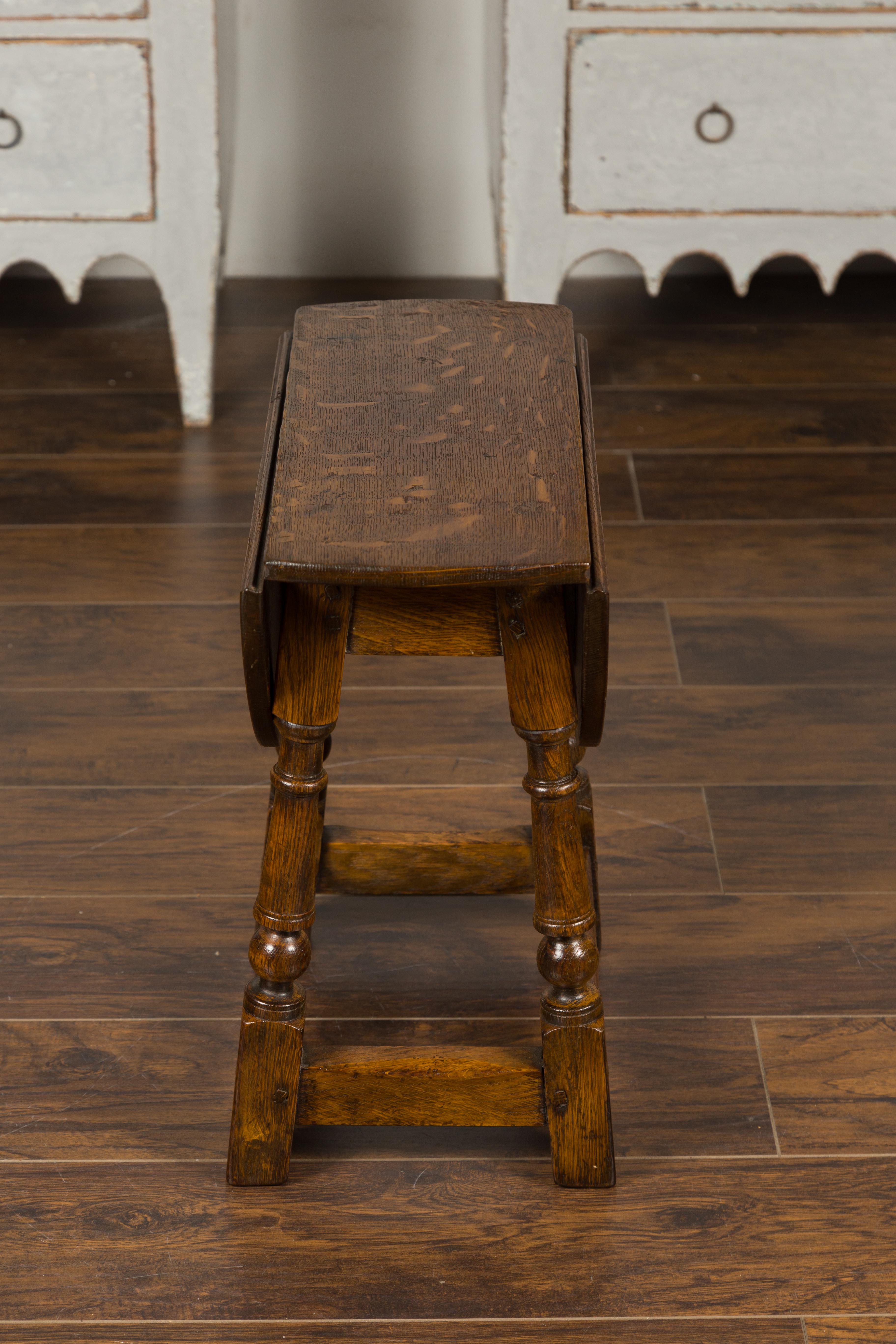 Small English 1880 Oak Drop-Leaf Side Table with Turned Legs and Side Stretchers For Sale 2