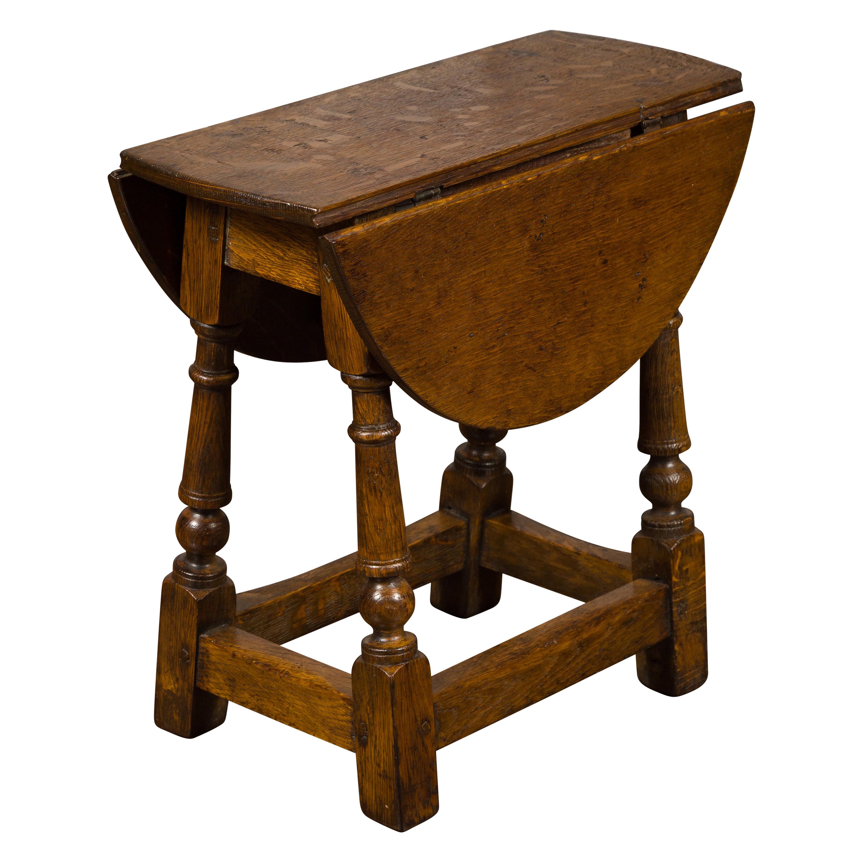 Small English 1880 Oak Drop-Leaf Side Table with Turned Legs and Side Stretchers