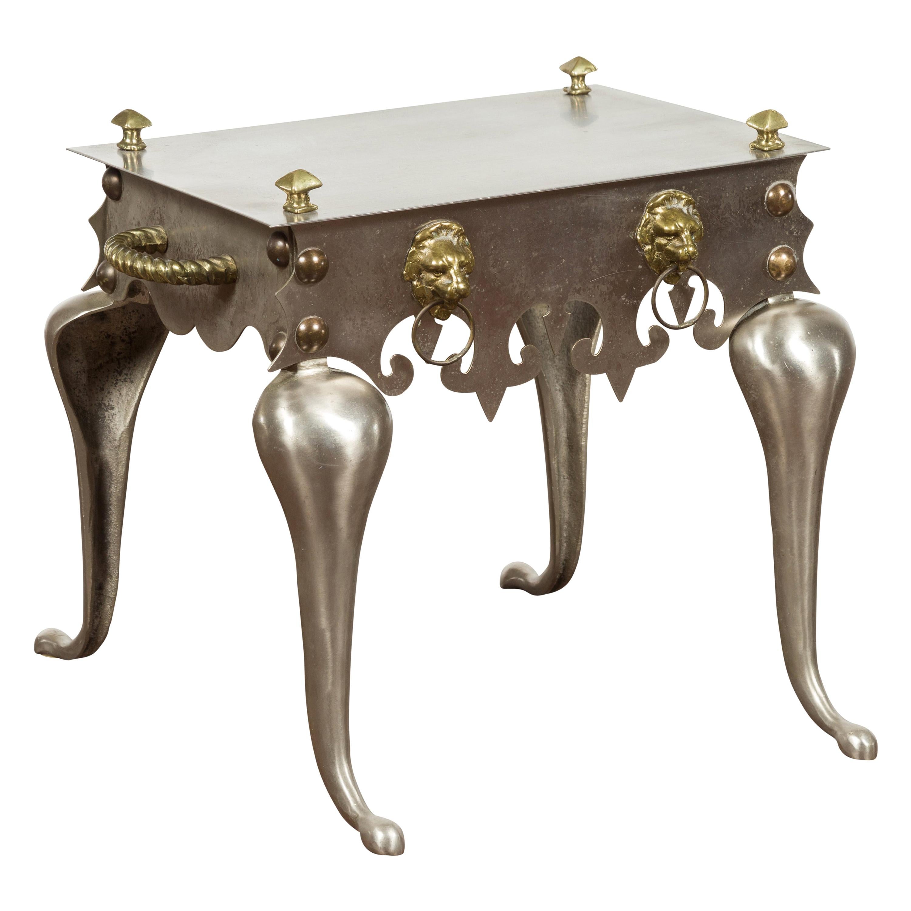 Petite table d'appoint anglaise des années 1900 en acier et laiton avec têtes de lion et pieds incurvés