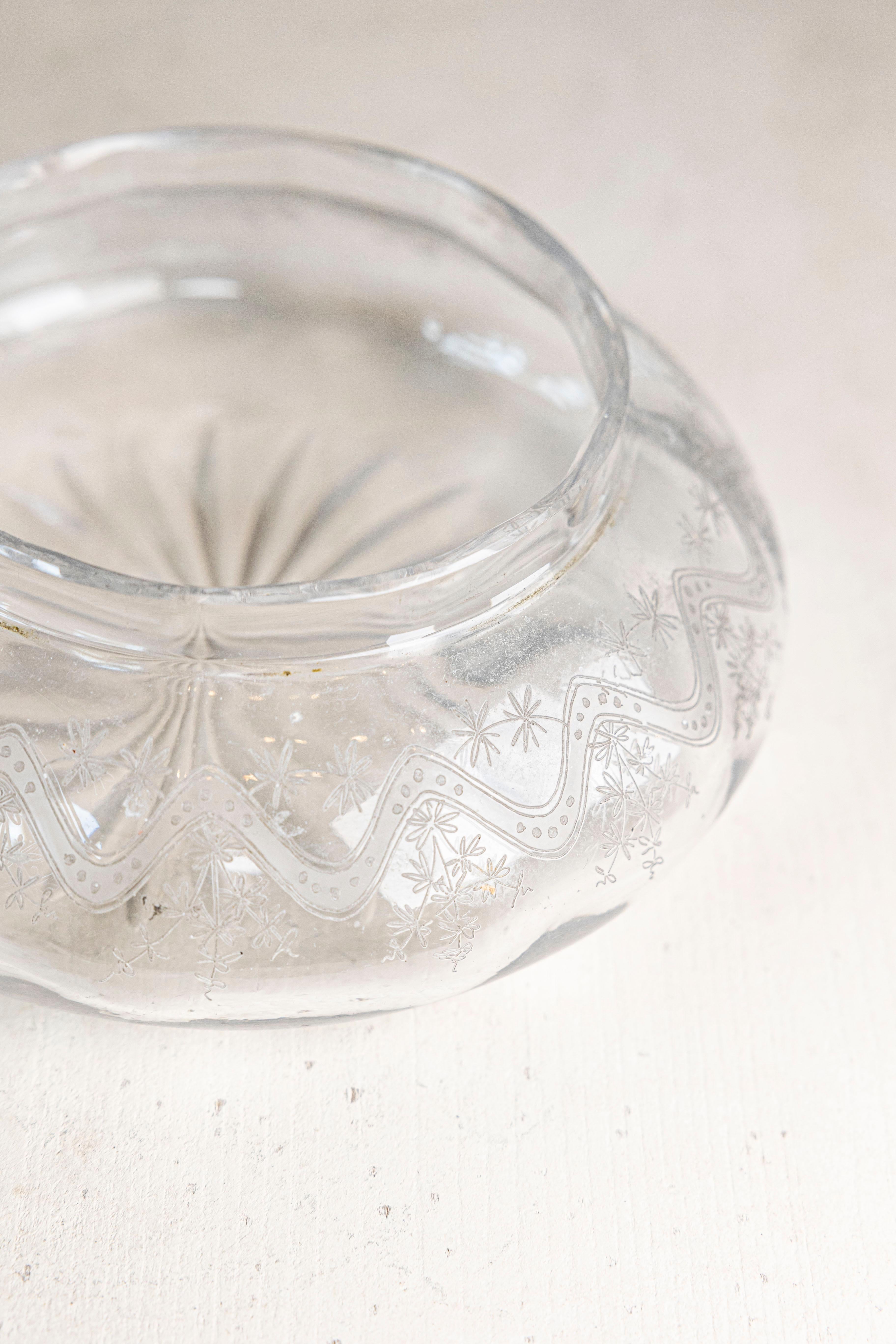 Vittoriano Piccolo vaso da toilette in vetro inglese degli anni '20 con coperchio in argento inciso e disegno inciso in vendita
